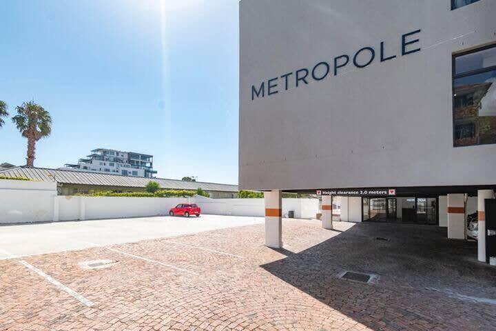 Private Room in Shared Metropole Setting view 3