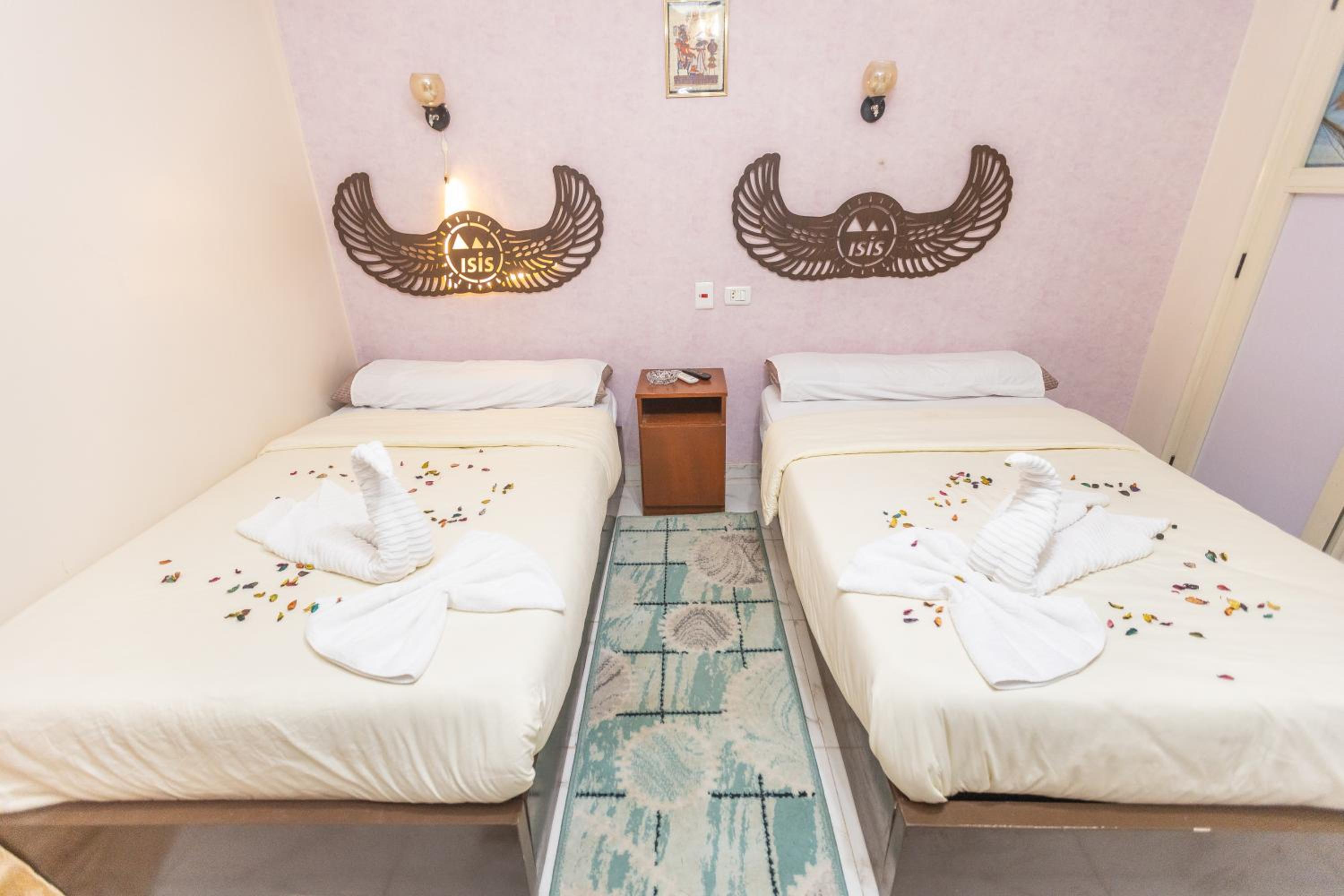 Grensha Pyramids inn