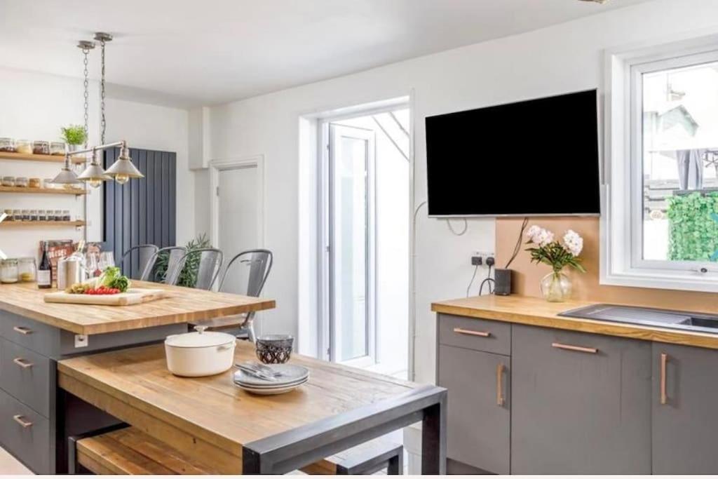 "Budeiful" Property with Hot Tub, Bude, Sleeps 9 view 2