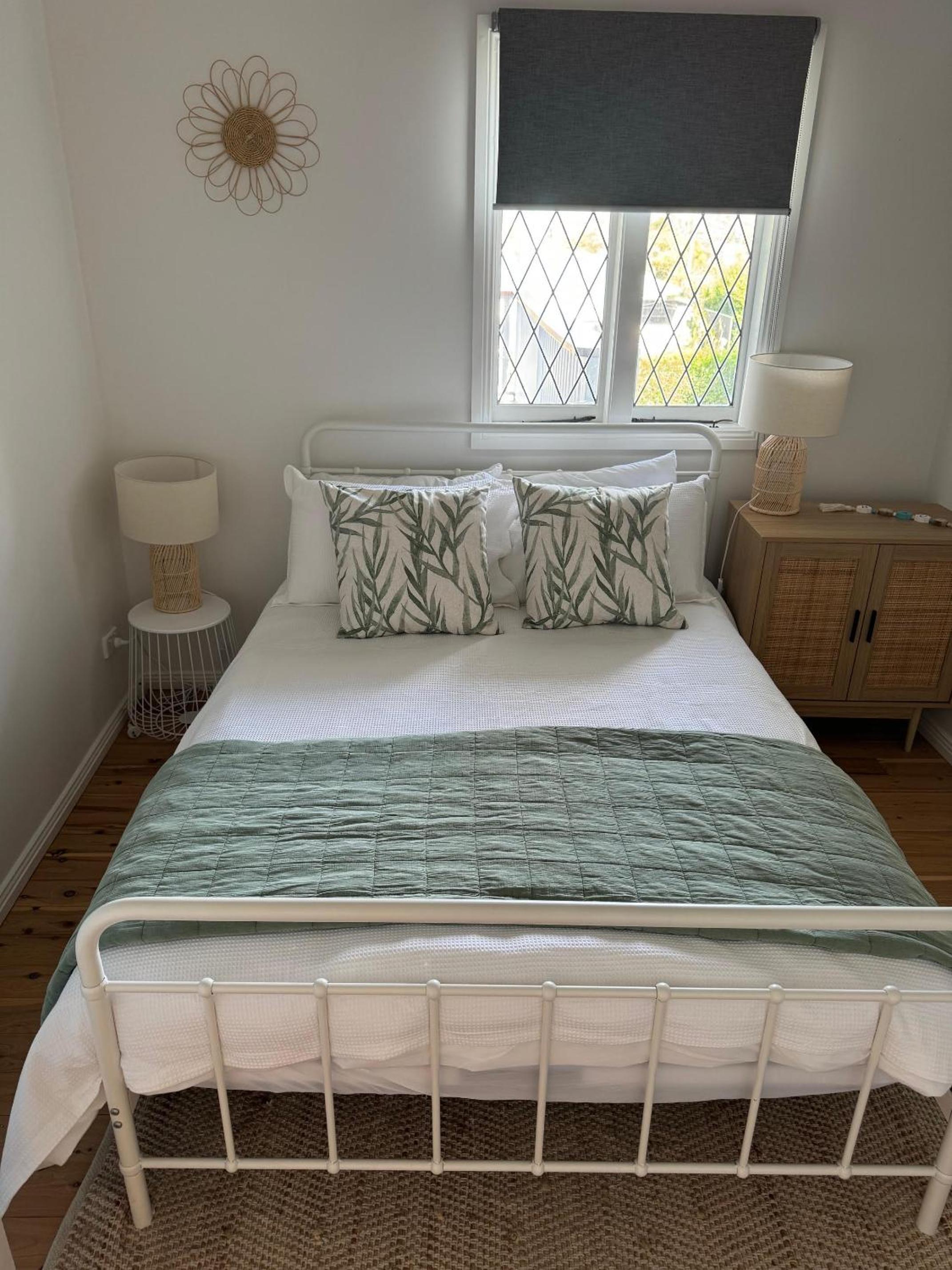 Shoaly House and Shoaly House Cottage - perfect for multiple families & wedding groups