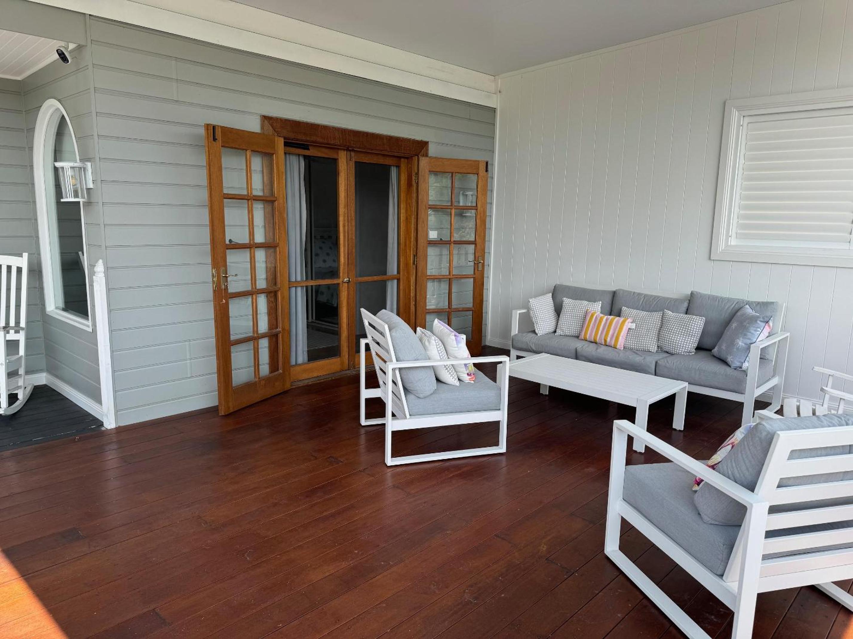 Shoaly House and Shoaly House Cottage - perfect for multiple families & wedding groups