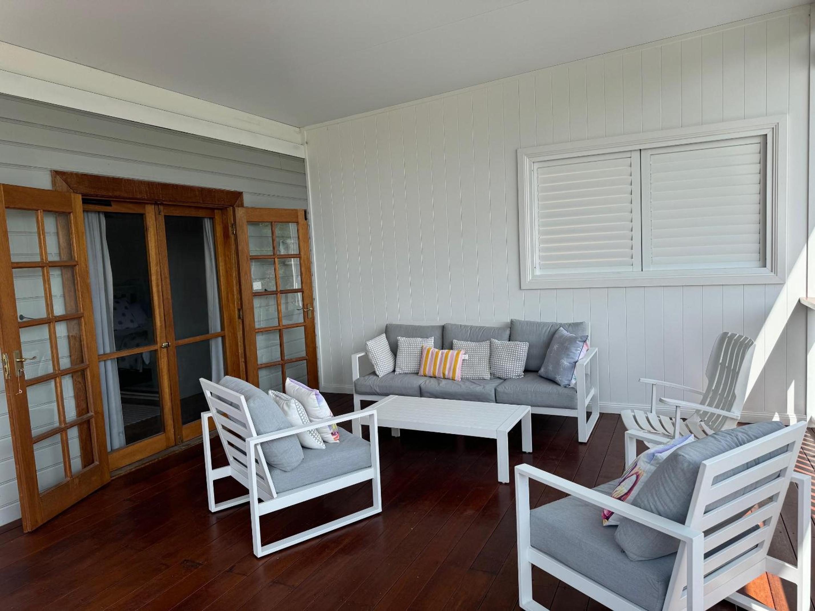 Shoaly House and Shoaly House Cottage - perfect for multiple families & wedding groups