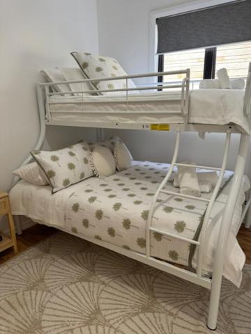 Shoaly House and Shoaly House Cottage - perfect for multiple families & wedding groups