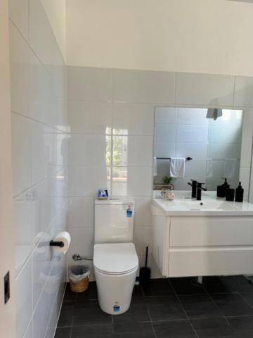 Shoaly House and Shoaly House Cottage - perfect for multiple families & wedding groups