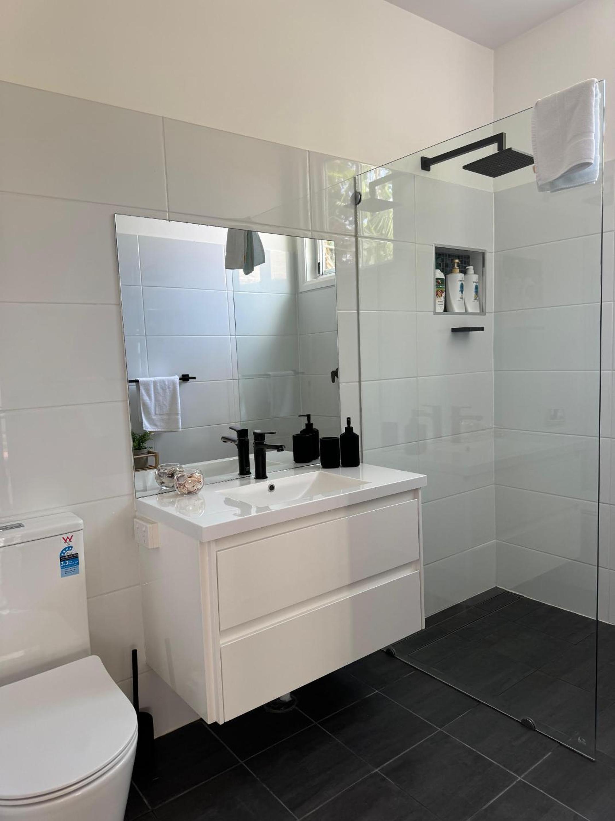 Shoaly House and Shoaly House Cottage - perfect for multiple families & wedding groups