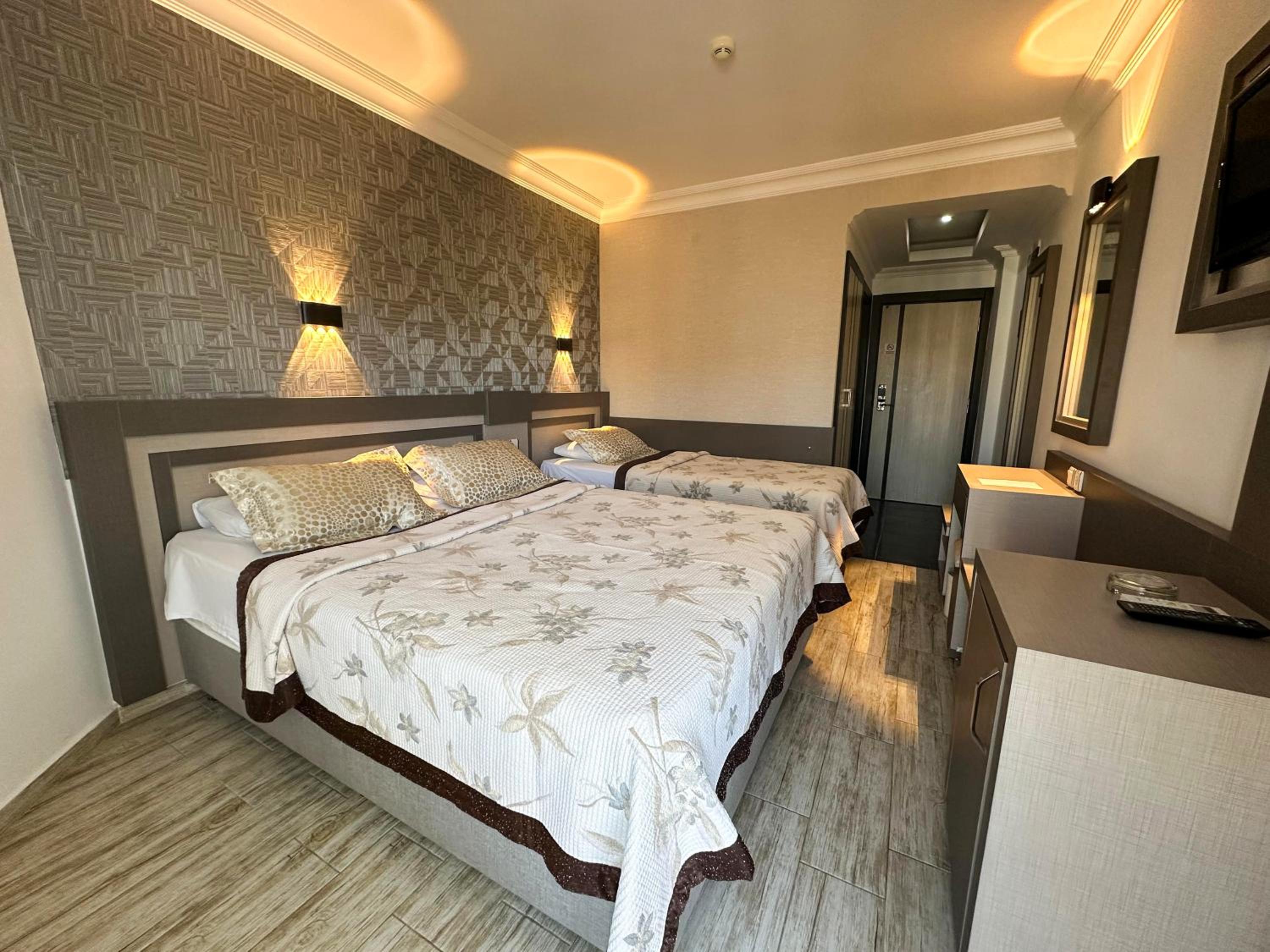 Monte Carlo Hotel - Image 13