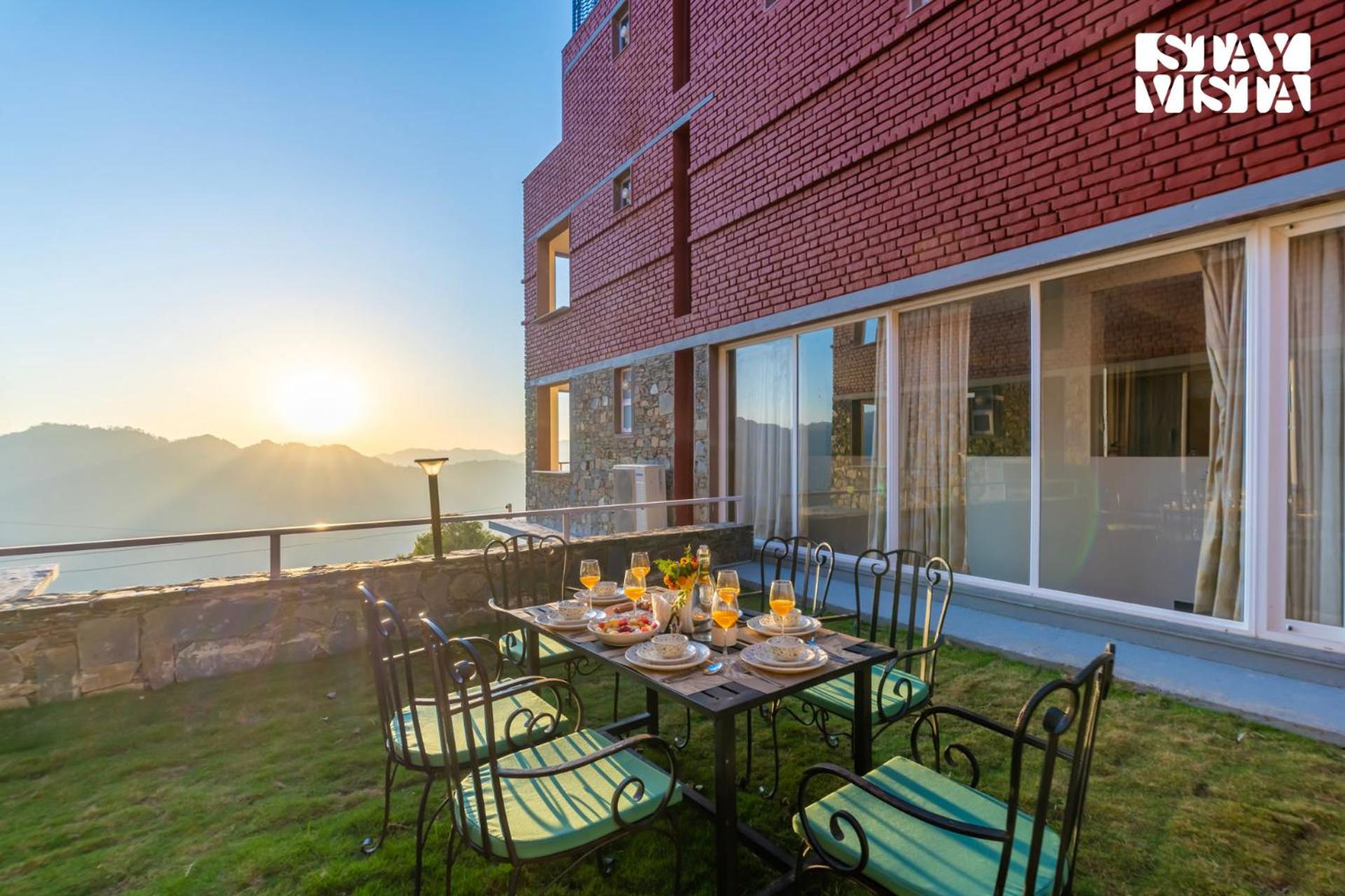 StayVista at Elm - Elysium Estate Valley 2BR, Bonfire & Meals