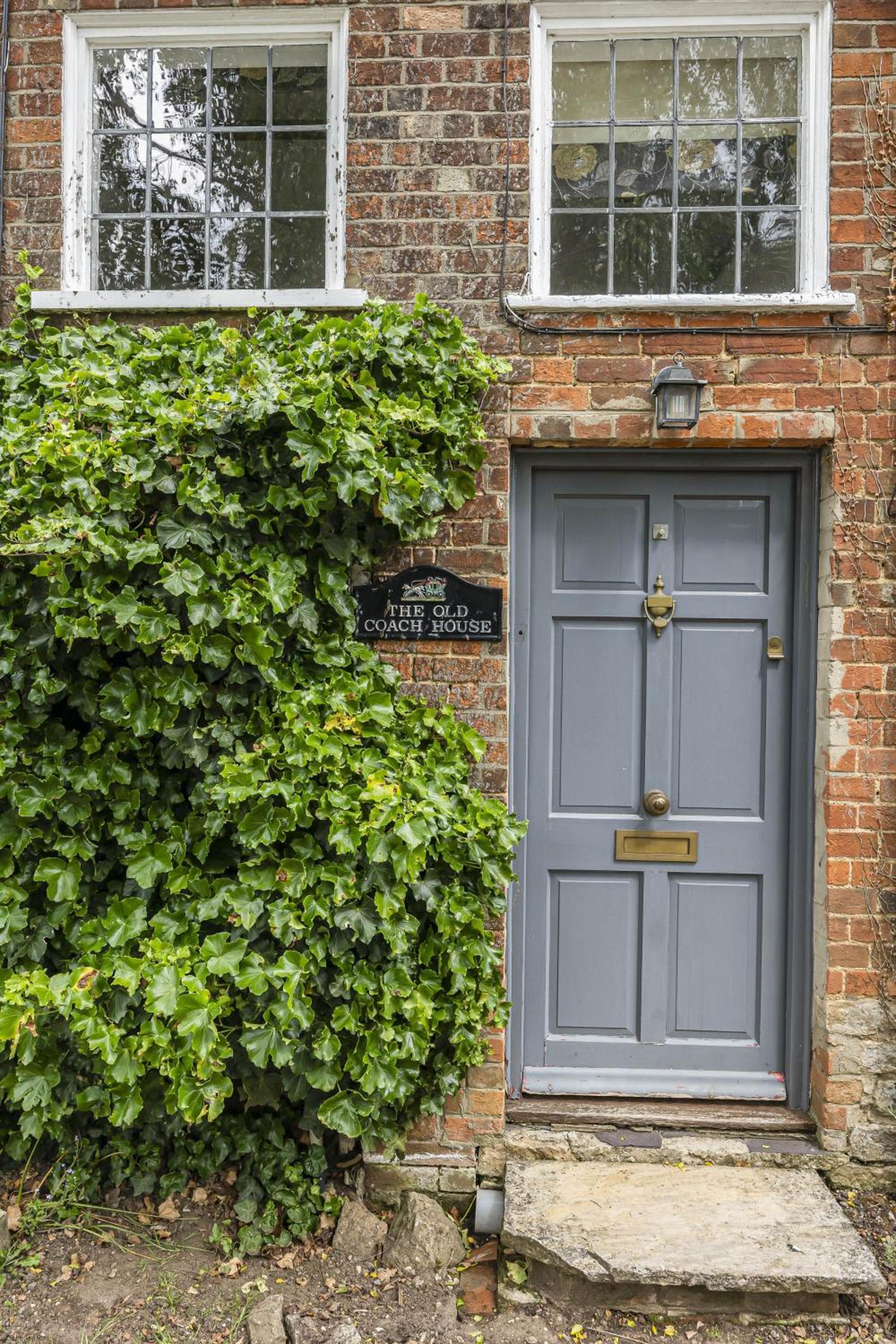 Old Coach House with woodburner close to Oxford view 2