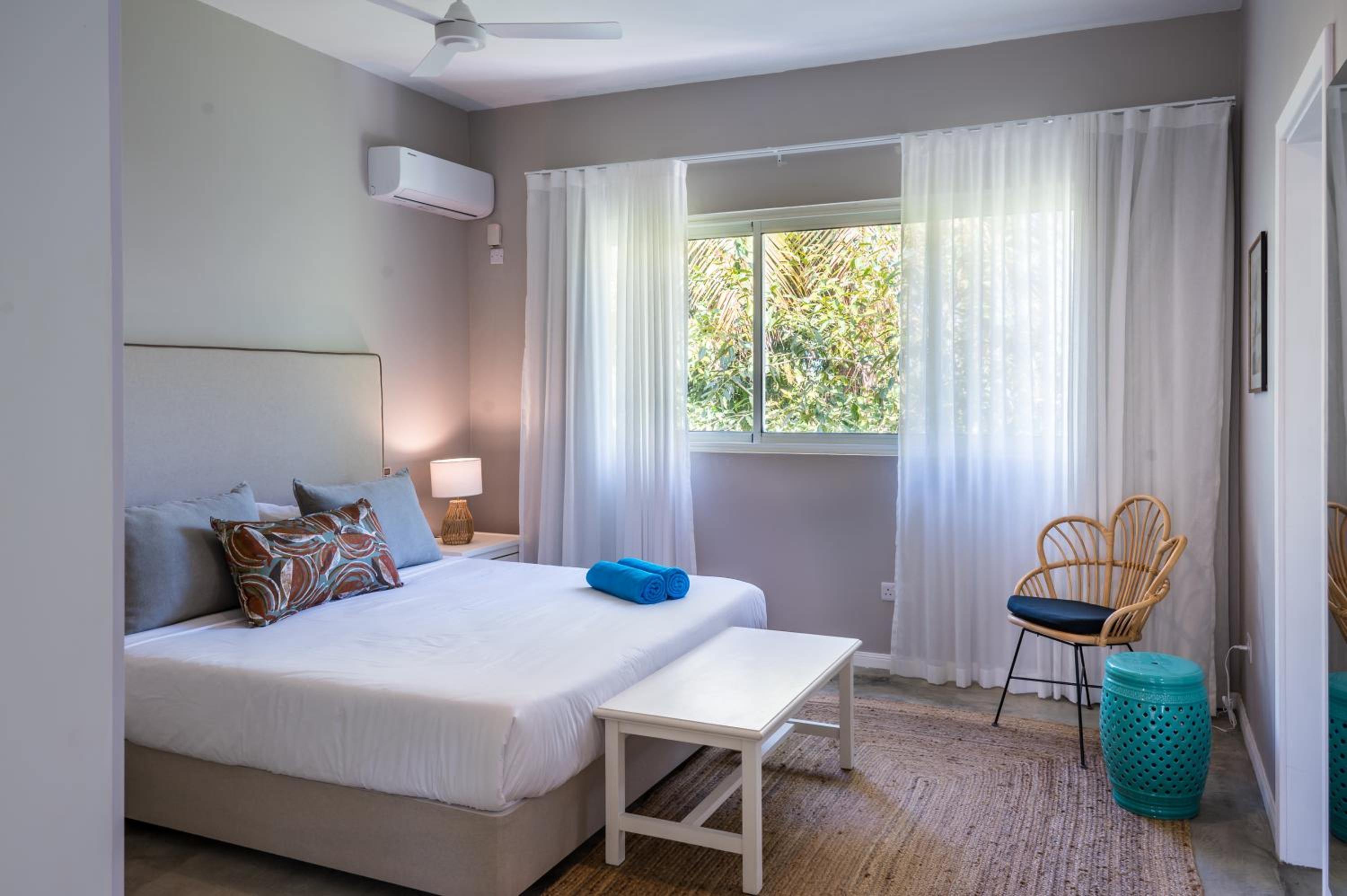 Quaint 2BDR Apt in Melville Public Beach w pool view 3