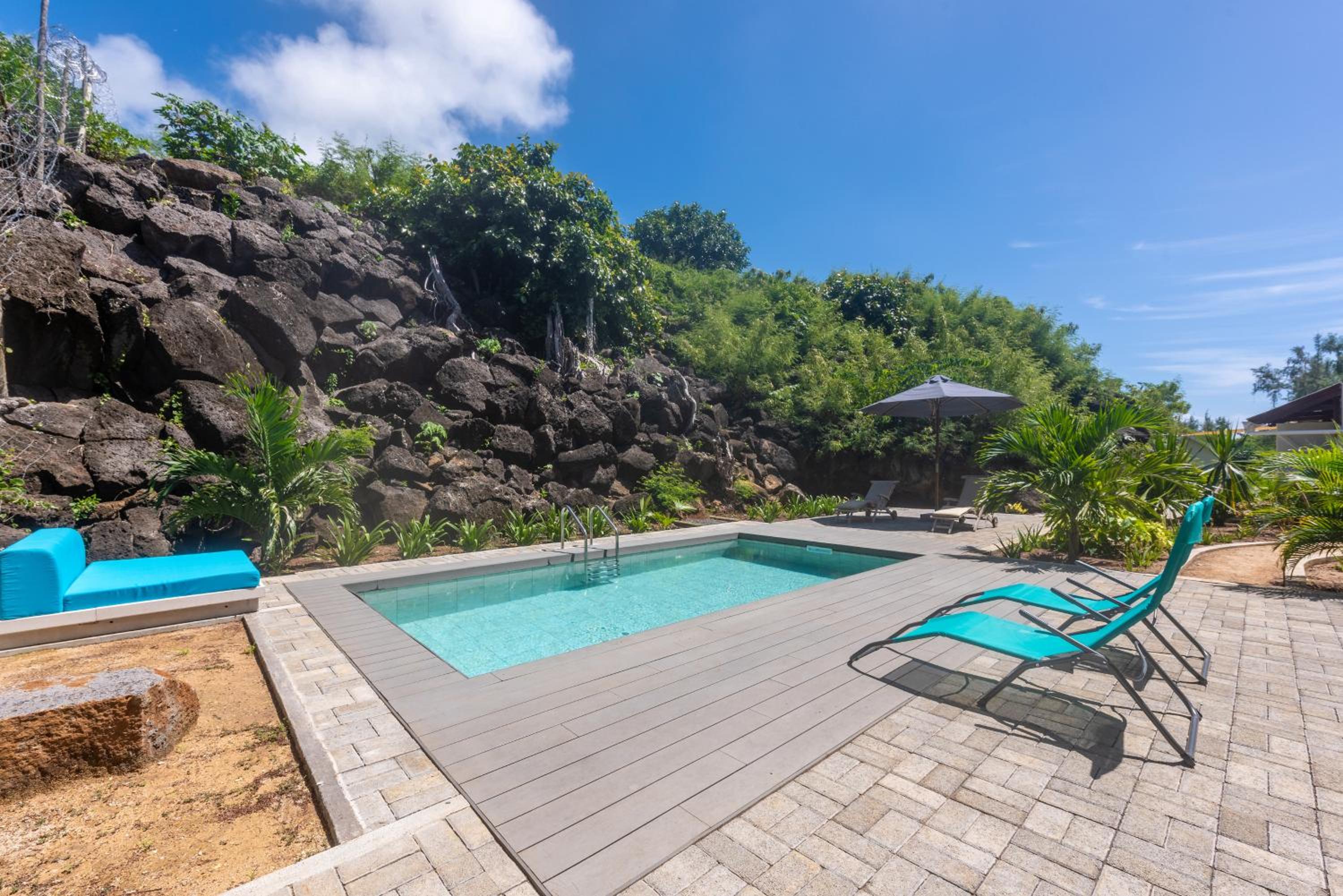 Quaint 2BDR Apt in Melville Public Beach w pool view 2