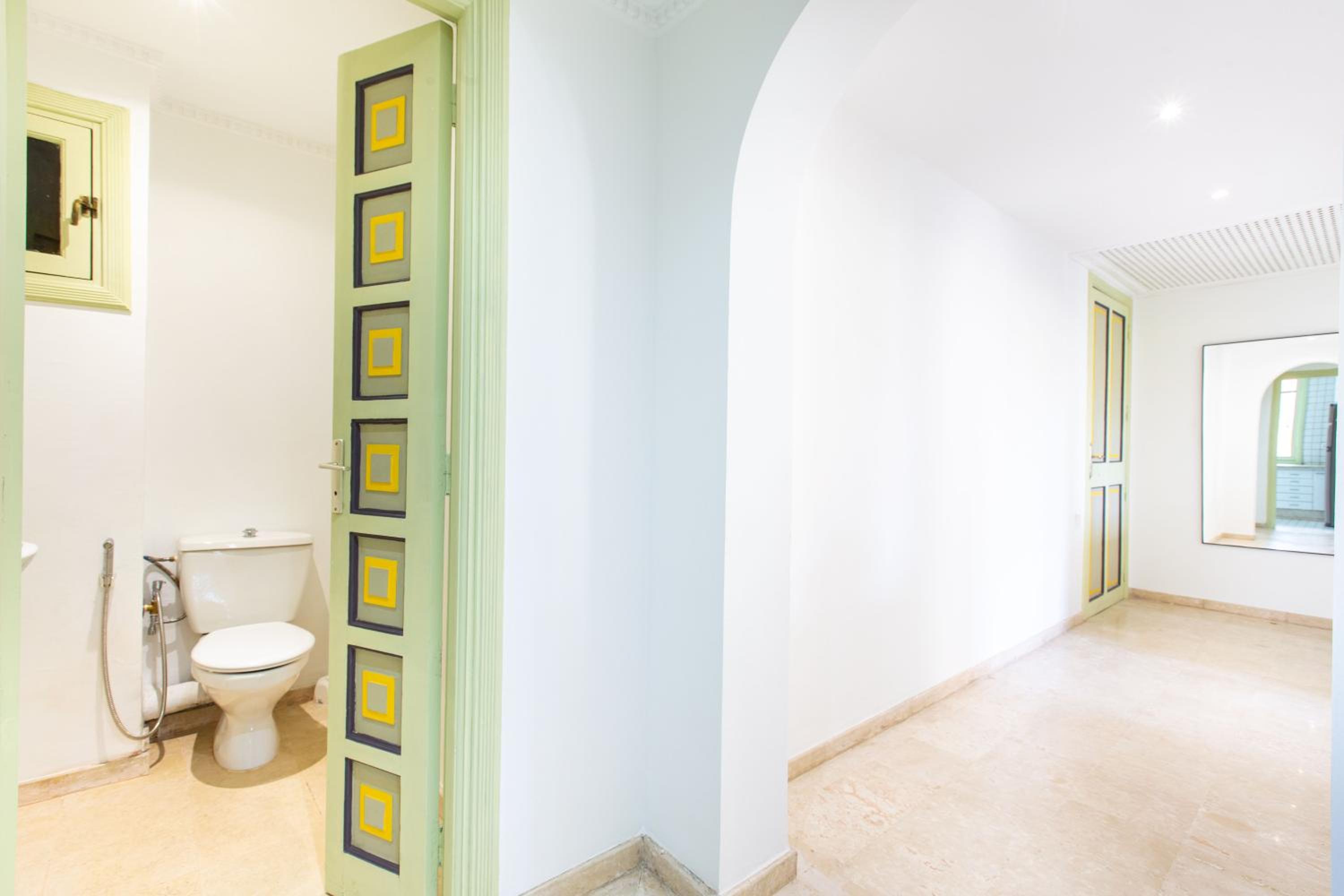 Romantic Retreat next to M avenue view 3