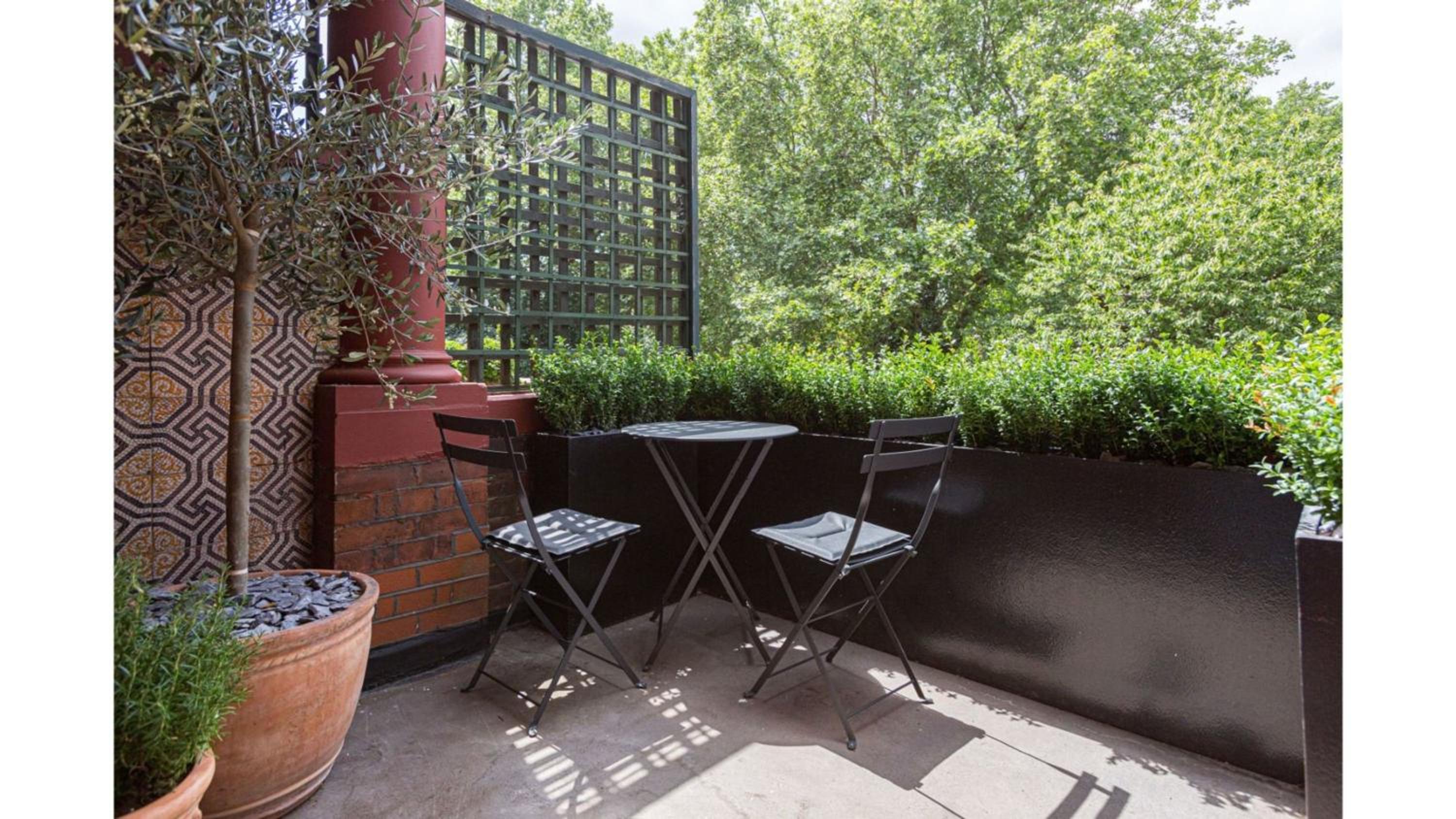 Cadogan Square I — balance & terrace