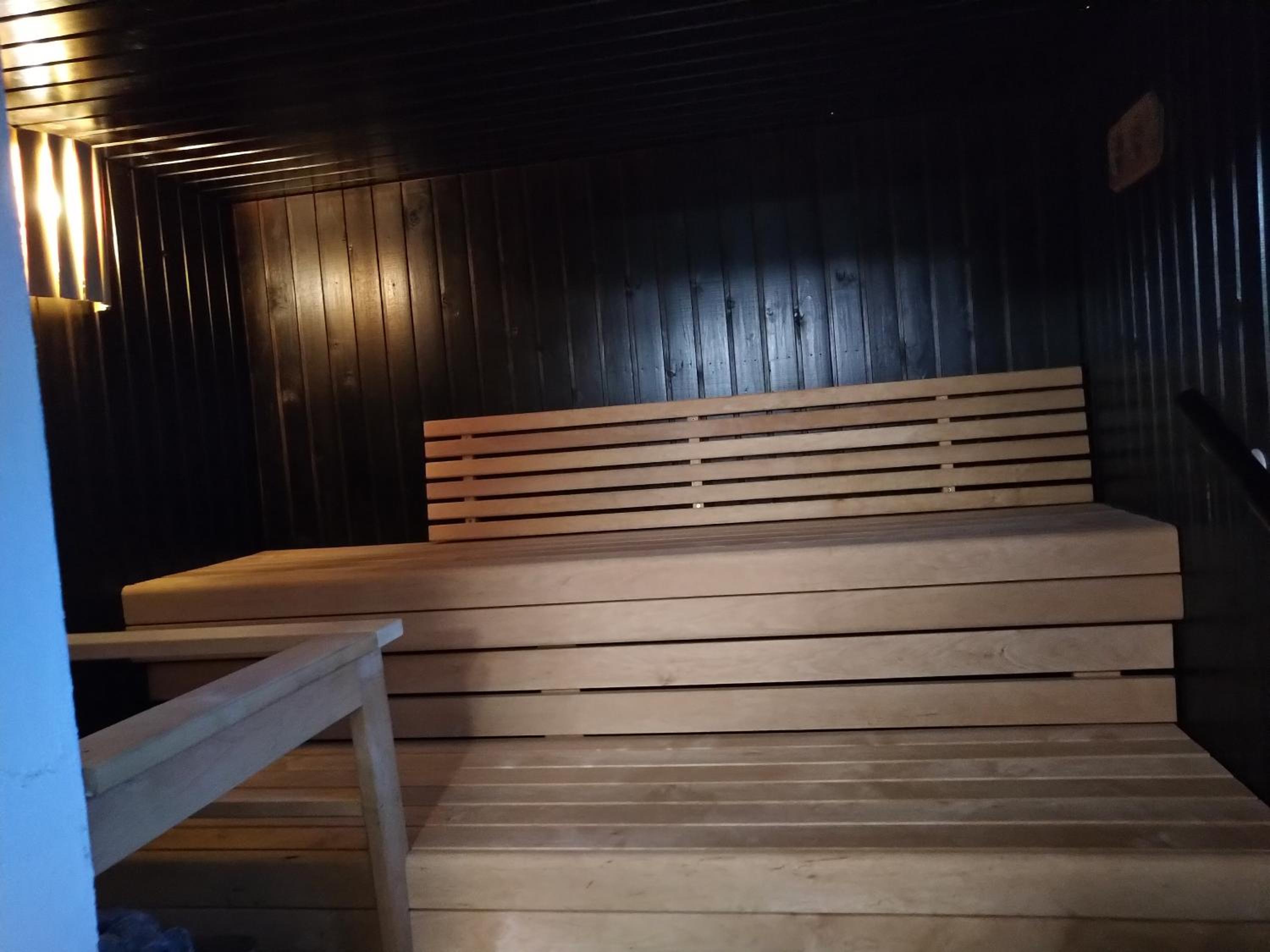 Omakotitalo omalla isolla pihalla, keskustassa