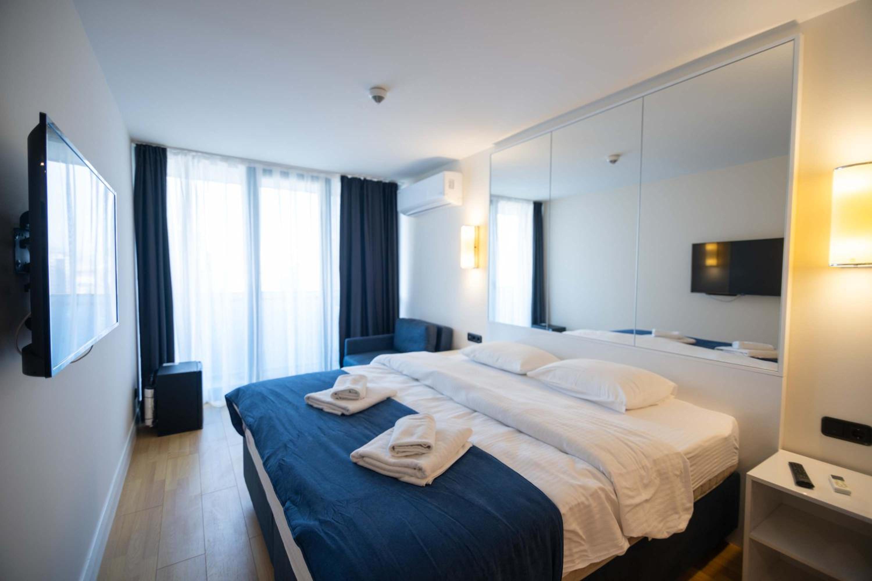 Bright studio with Sea Views - By Wehost view 2
