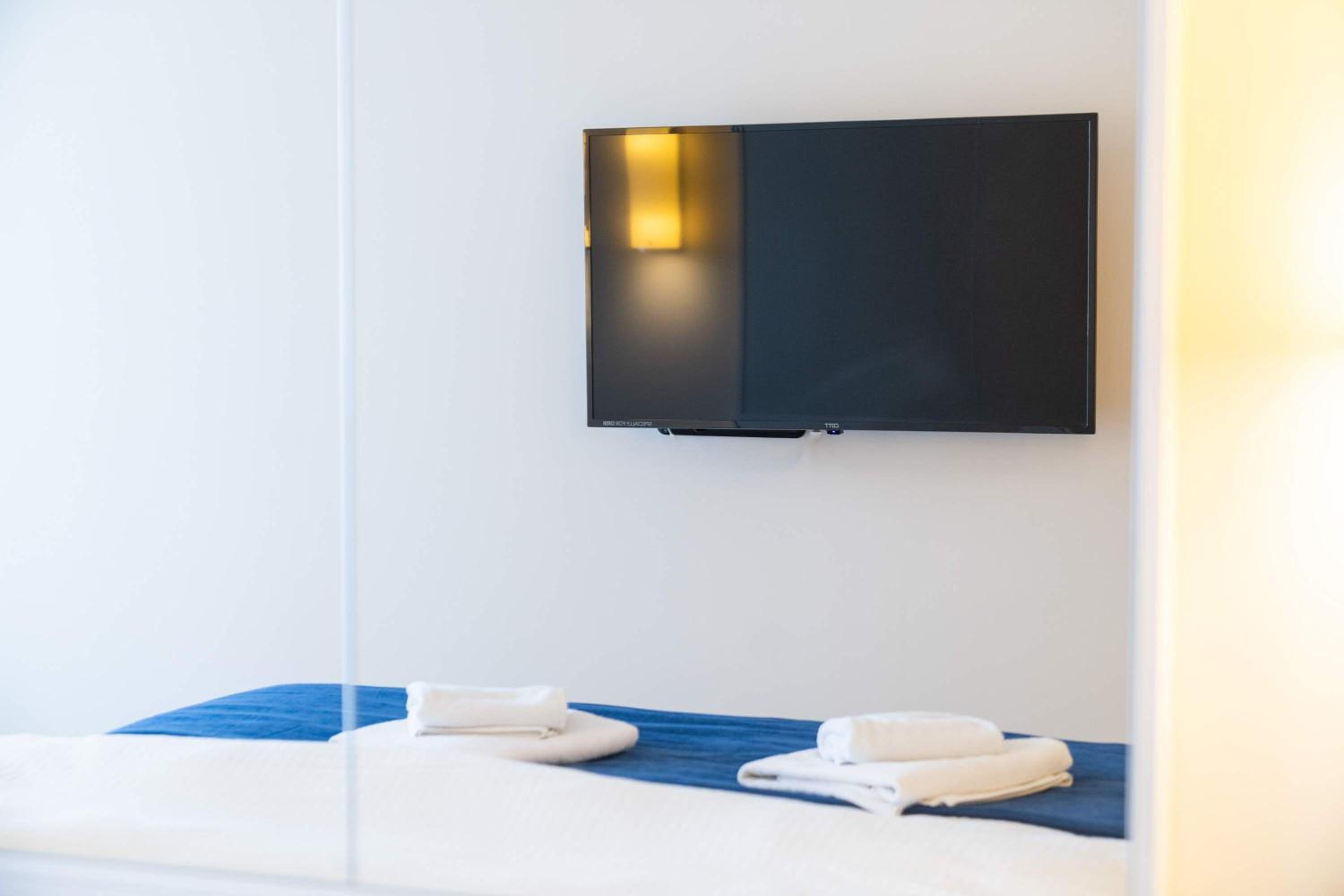 Bright studio with Sea Views - By Wehost view 5