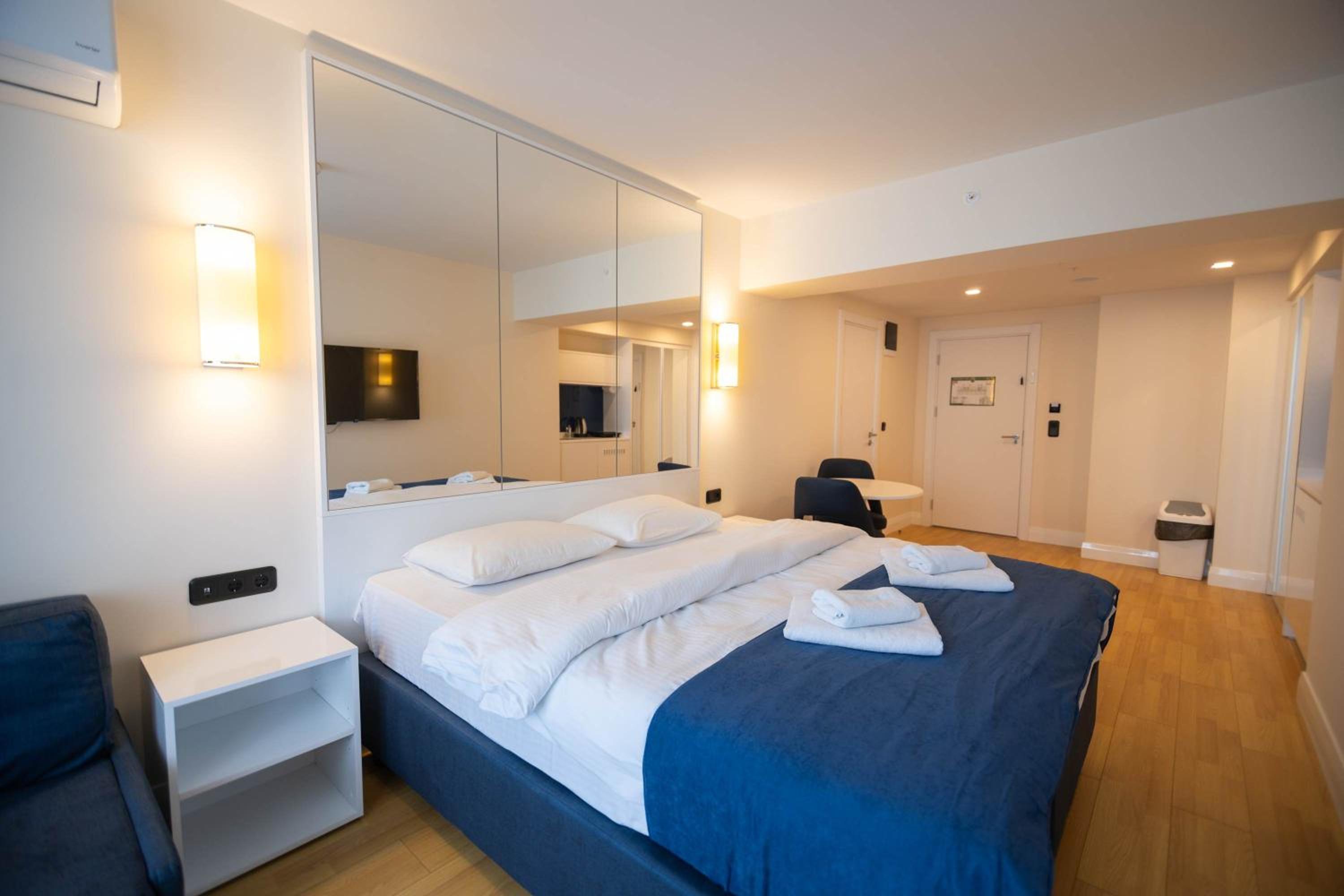 Bright studio with Sea Views - By Wehost view 4