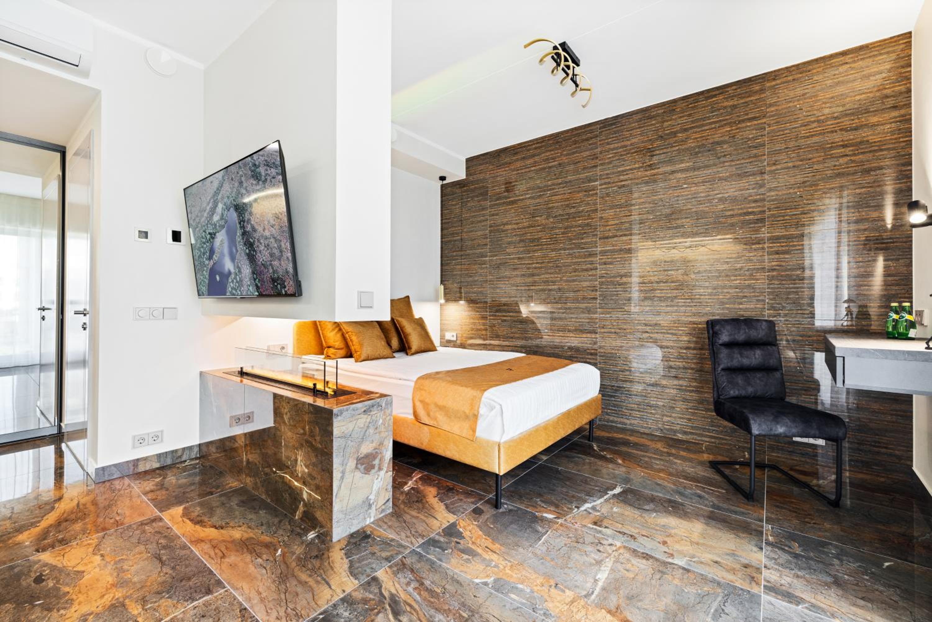 F-Apartments - City Center with Fireplace, Contactless