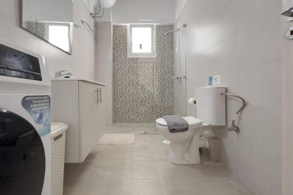Tompazi modern apt with amazing view in Alimos