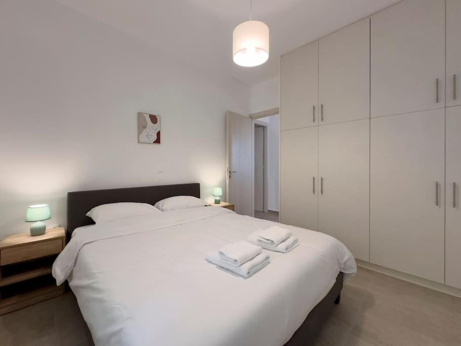 Tompazi modern apt with amazing view in Alimos