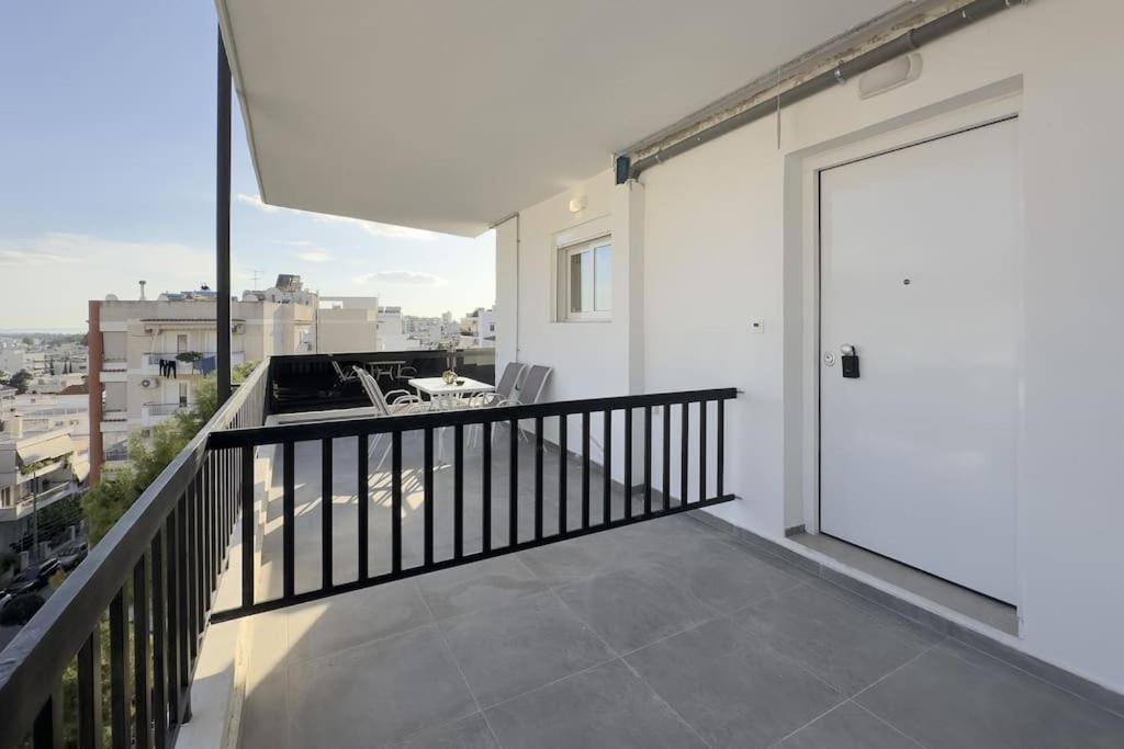 Tompazi modern apt with amazing view in Alimos
