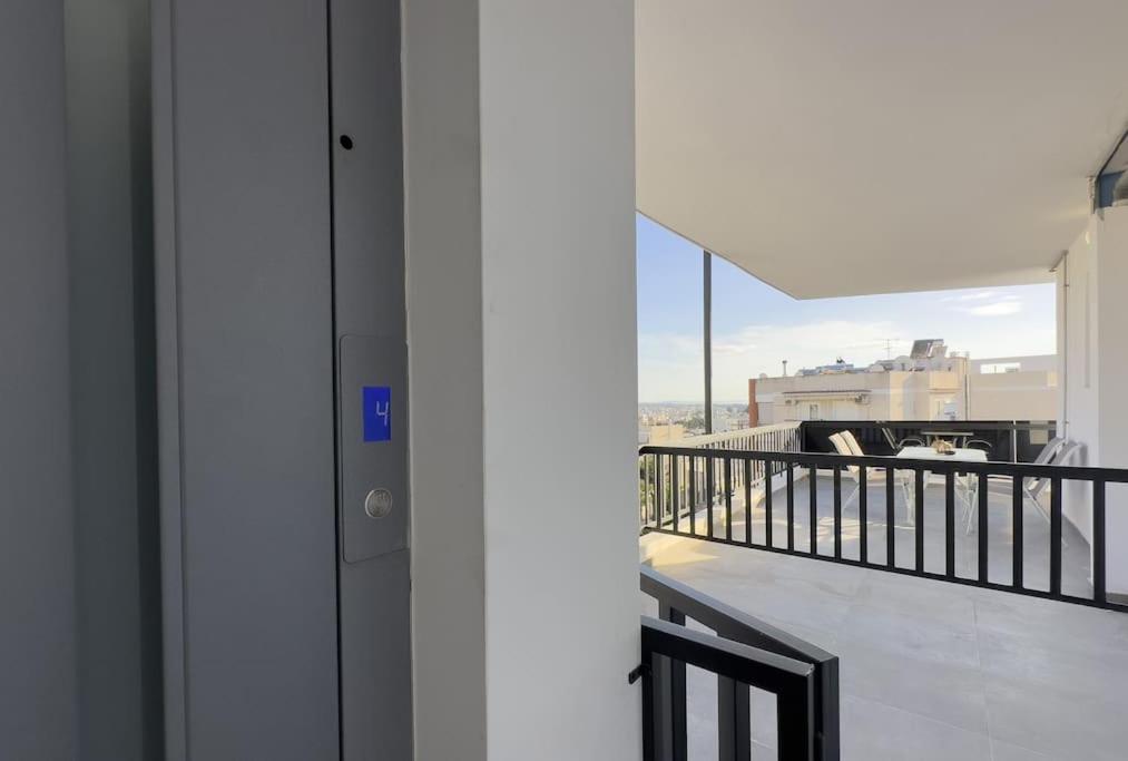 Tompazi modern apt with amazing view in Alimos