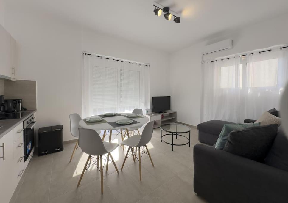 Tompazi modern apt with amazing view in Alimos