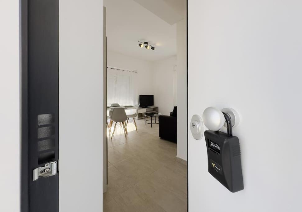 Tompazi modern apt with amazing view in Alimos