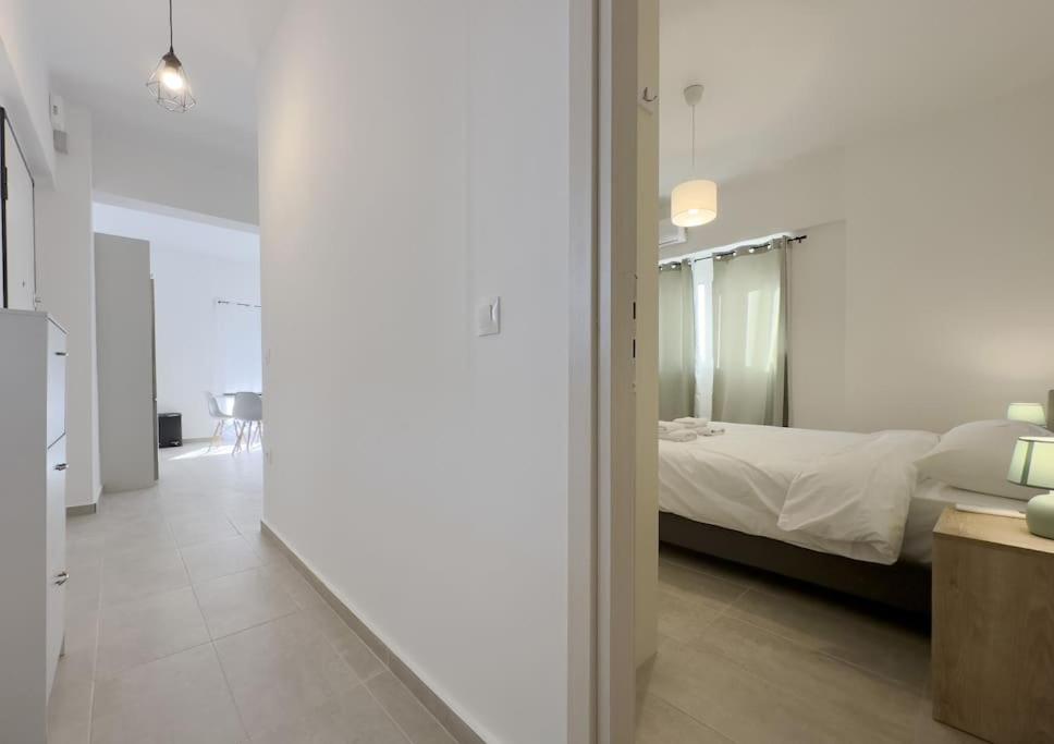 Tompazi modern apt with amazing view in Alimos