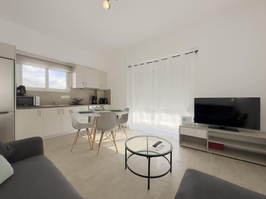 Tompazi modern apt with amazing view in Alimos