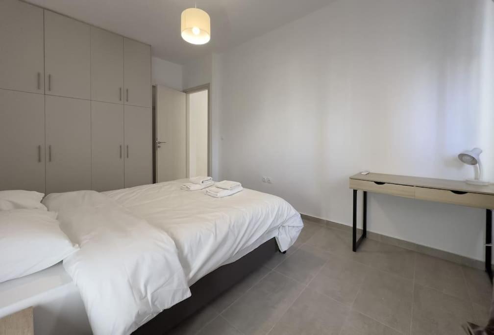 Tompazi modern apt with amazing view in Alimos