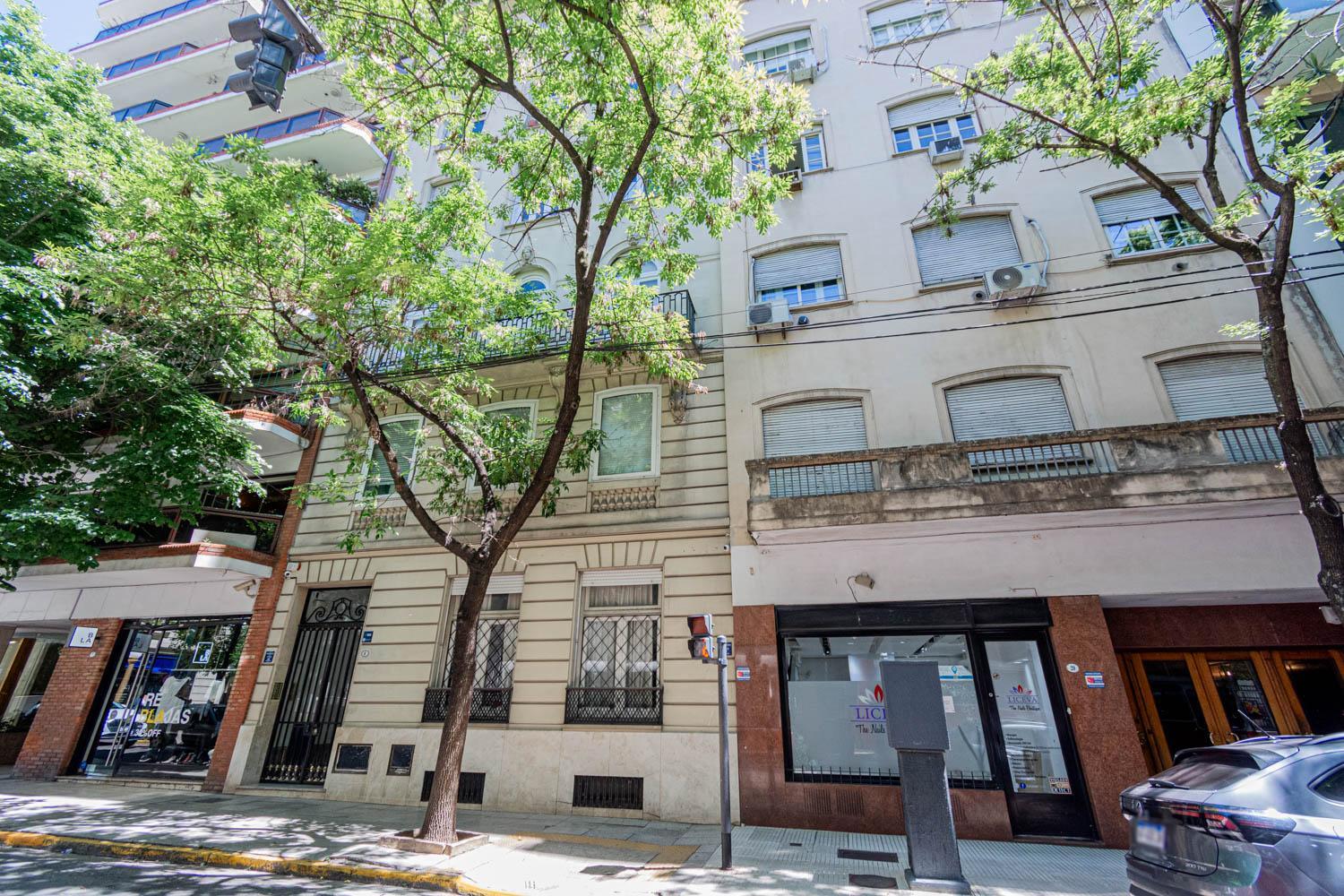 Elegante y luminoso departamento en la mejor zona de Recoleta sobre la calle Quintana 16, con patio privado