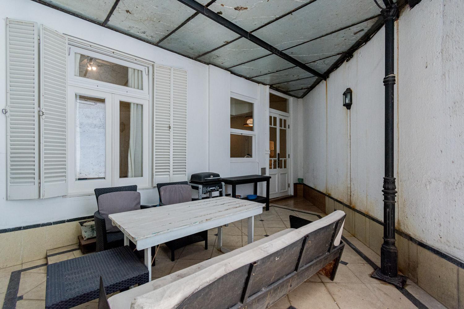 Elegante y luminoso departamento en la mejor zona de Recoleta sobre la calle Quintana 16, con patio privado