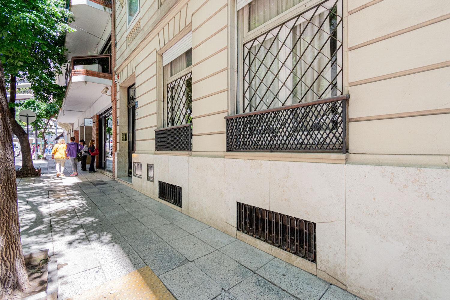 Elegante y luminoso departamento en la mejor zona de Recoleta sobre la calle Quintana 16, con patio privado