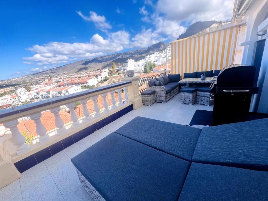 Ocean view apartment with pools