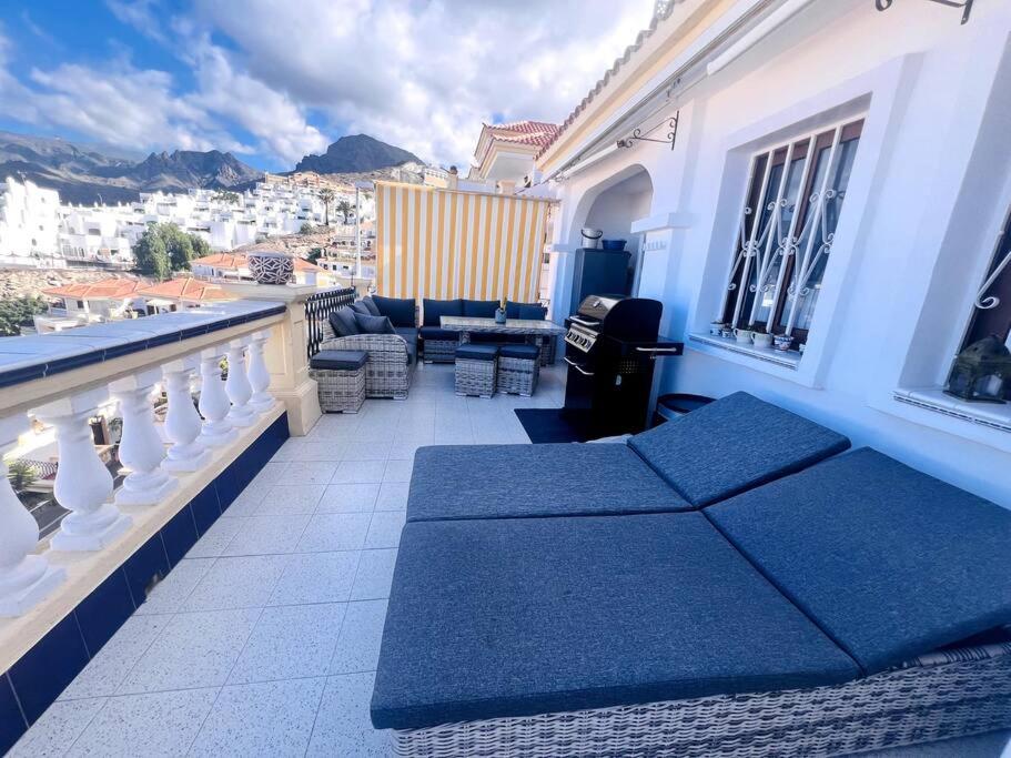 Ocean view apartment with pools