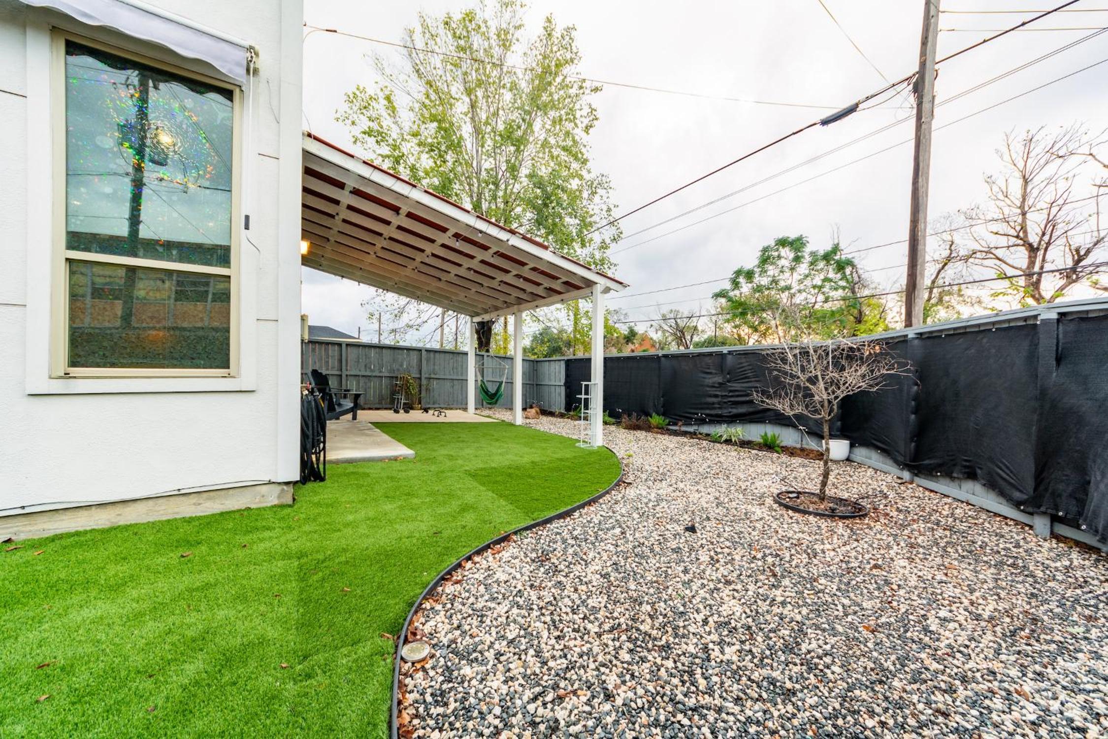 Modern 3-Bedroom Home with Backyard Fun in Houston view 3