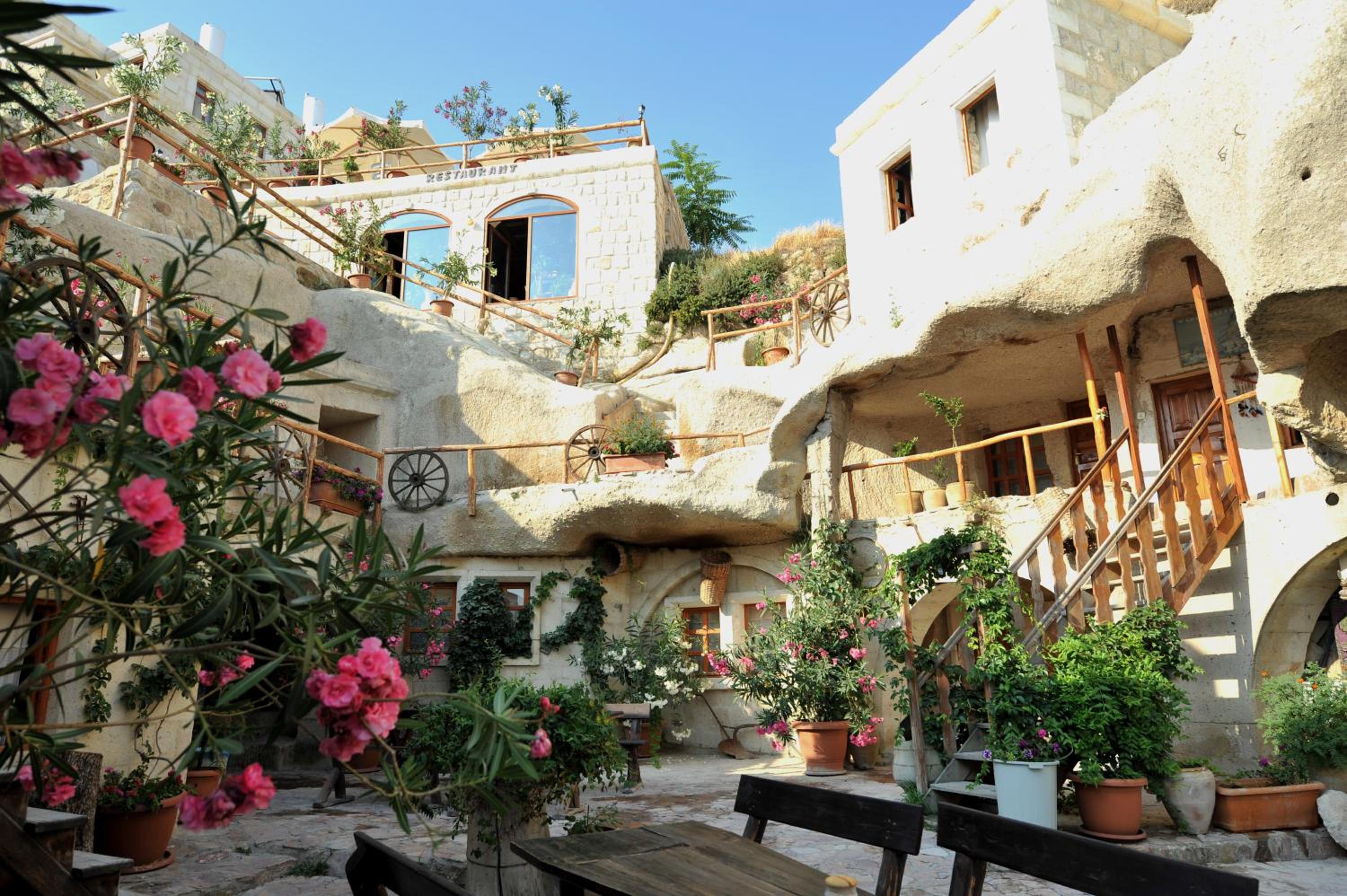 Shoestring Cave House - Image 133