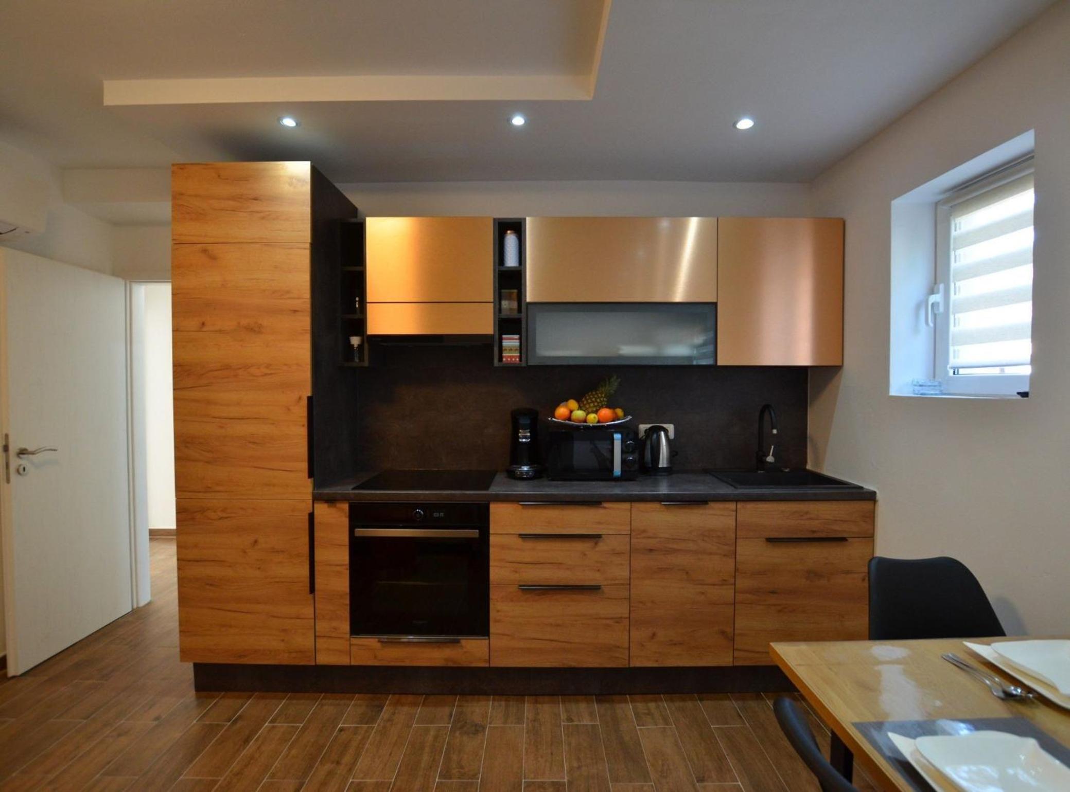 Warm and Welcoming Apartment with Balcony