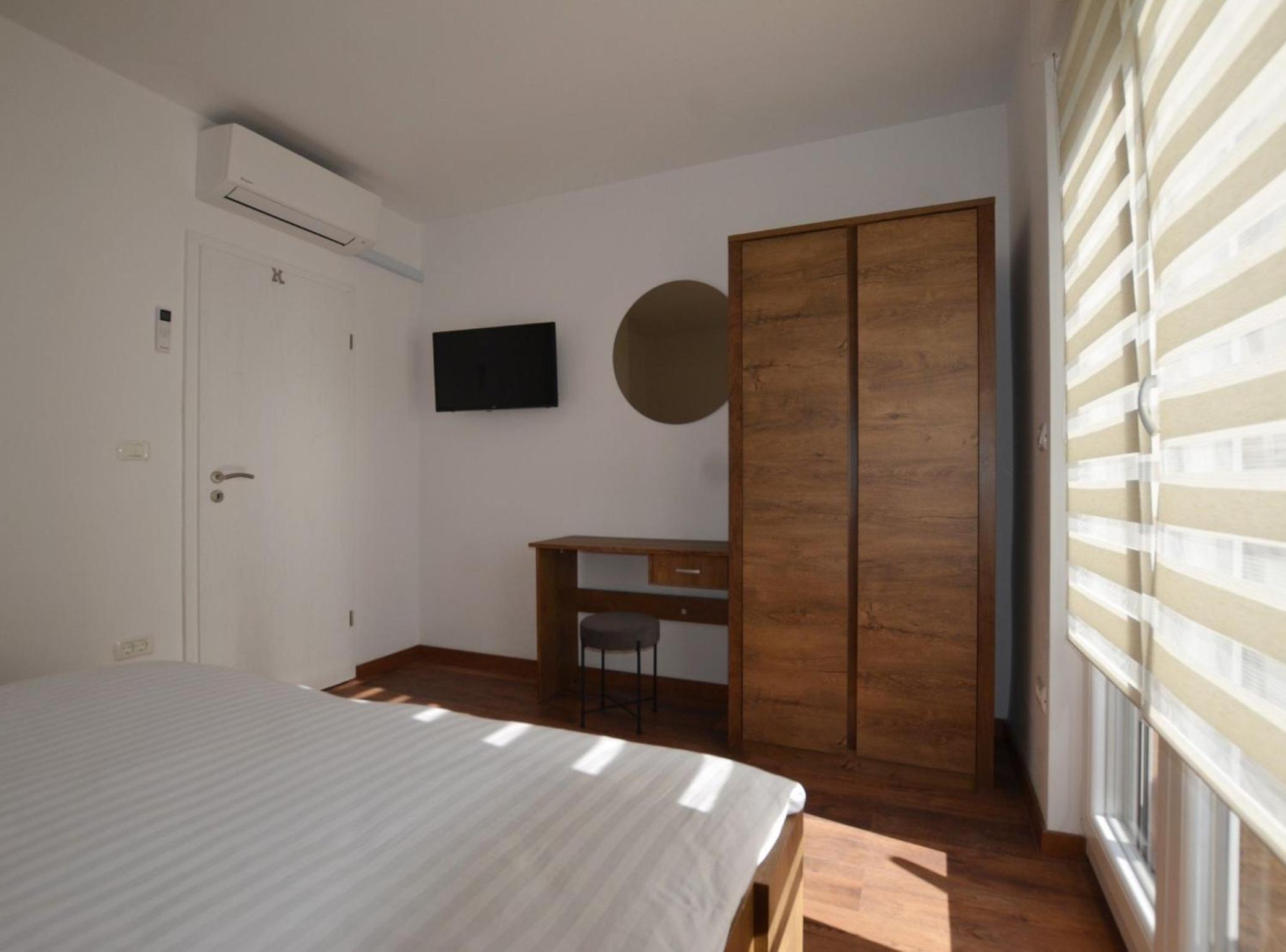 Warm and Welcoming Apartment with Balcony