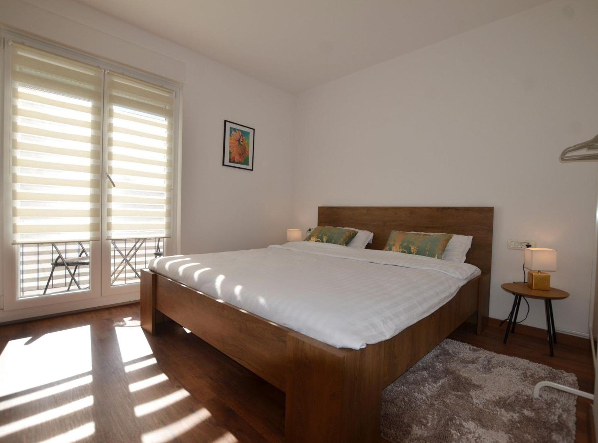 Warm and Welcoming Apartment with Balcony