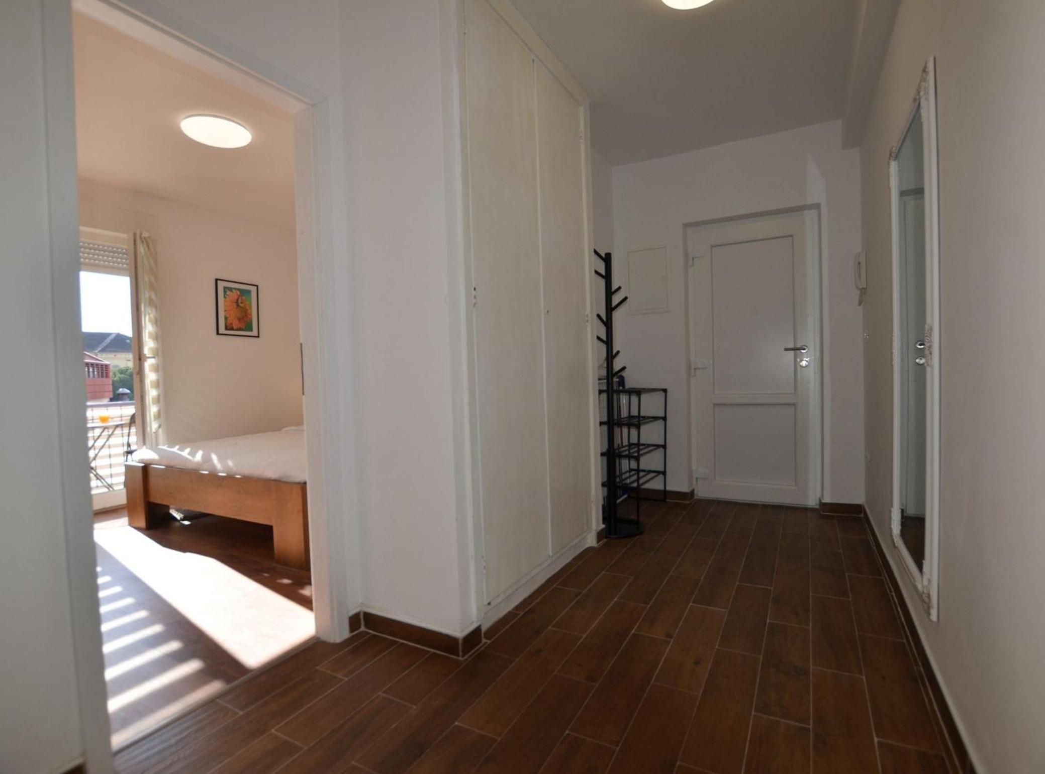 Warm and Welcoming Apartment with Balcony