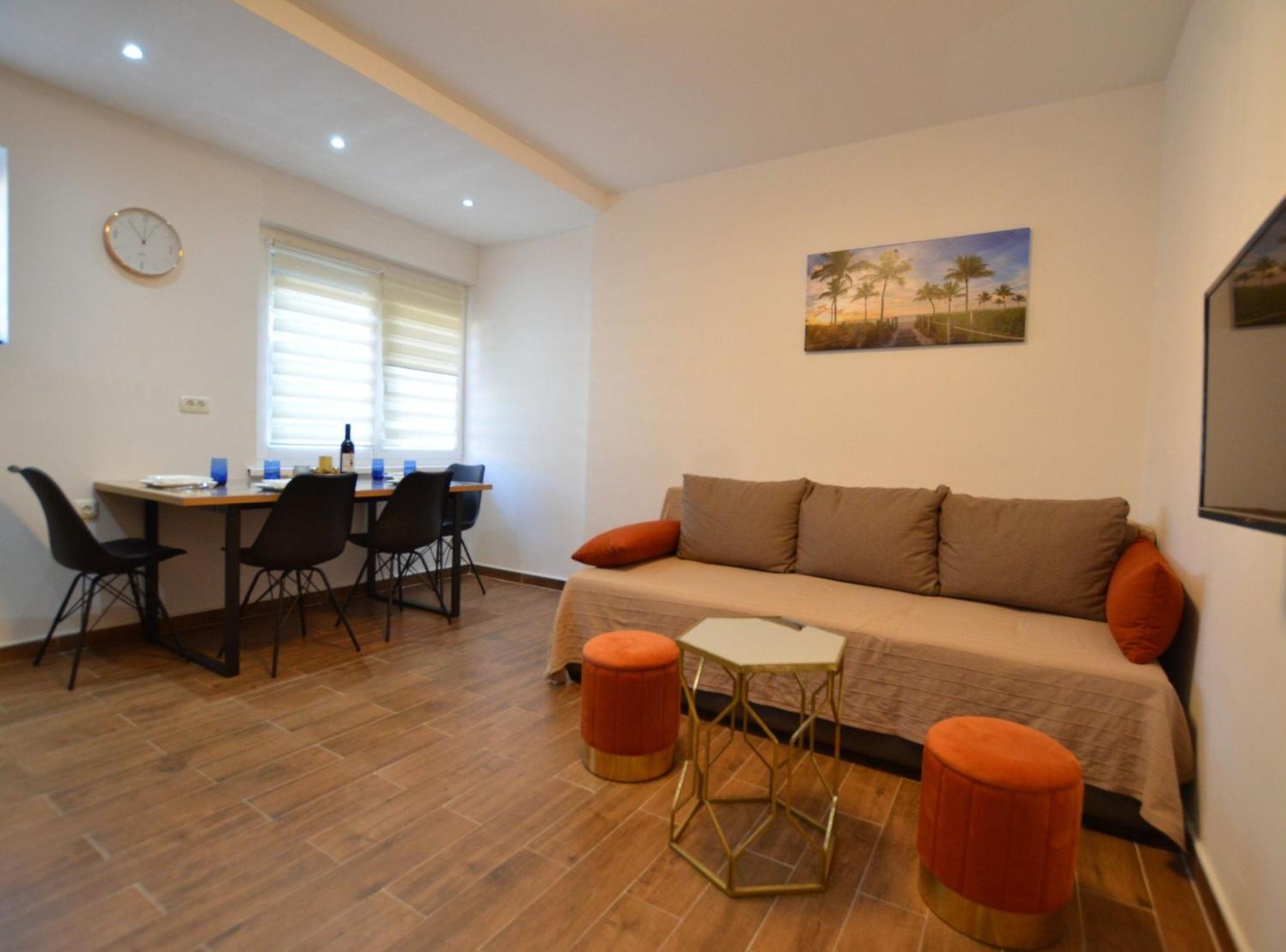 Warm and Welcoming Apartment with Balcony
