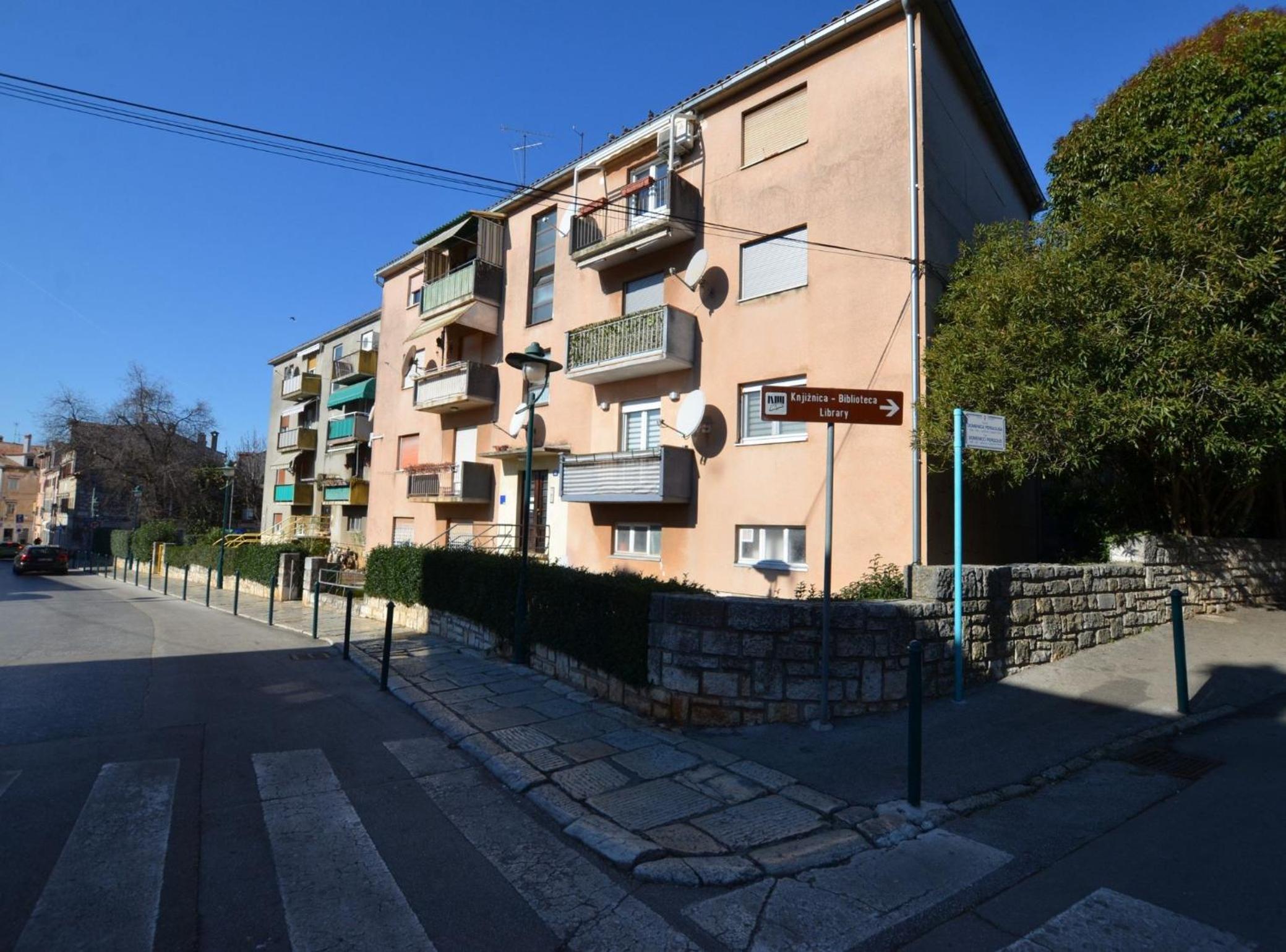 Warm and Welcoming Apartment with Balcony