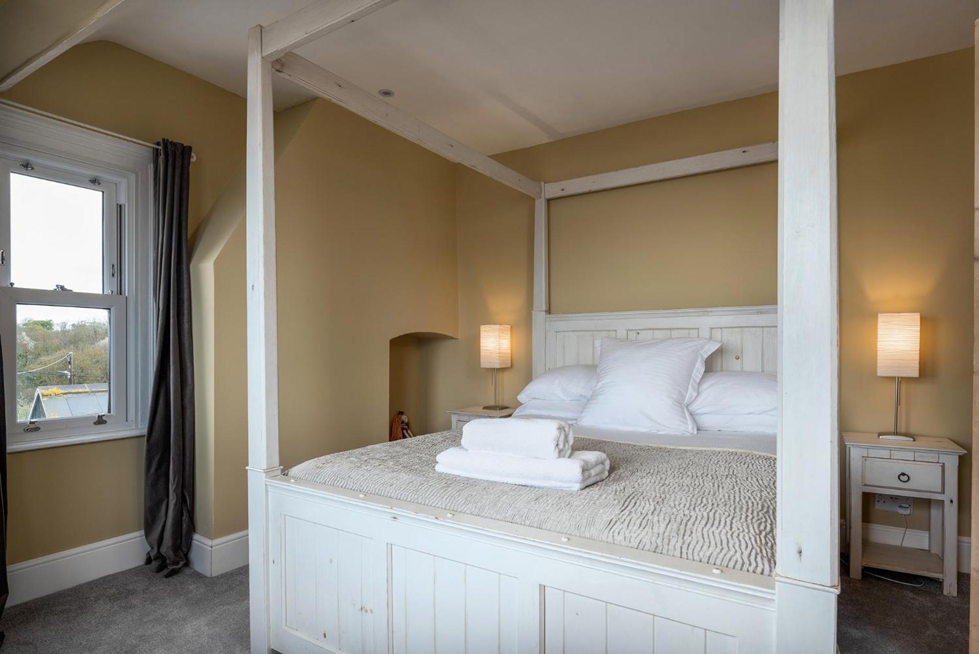 Opposite the beach, hot tub & sauna, sleeps 16