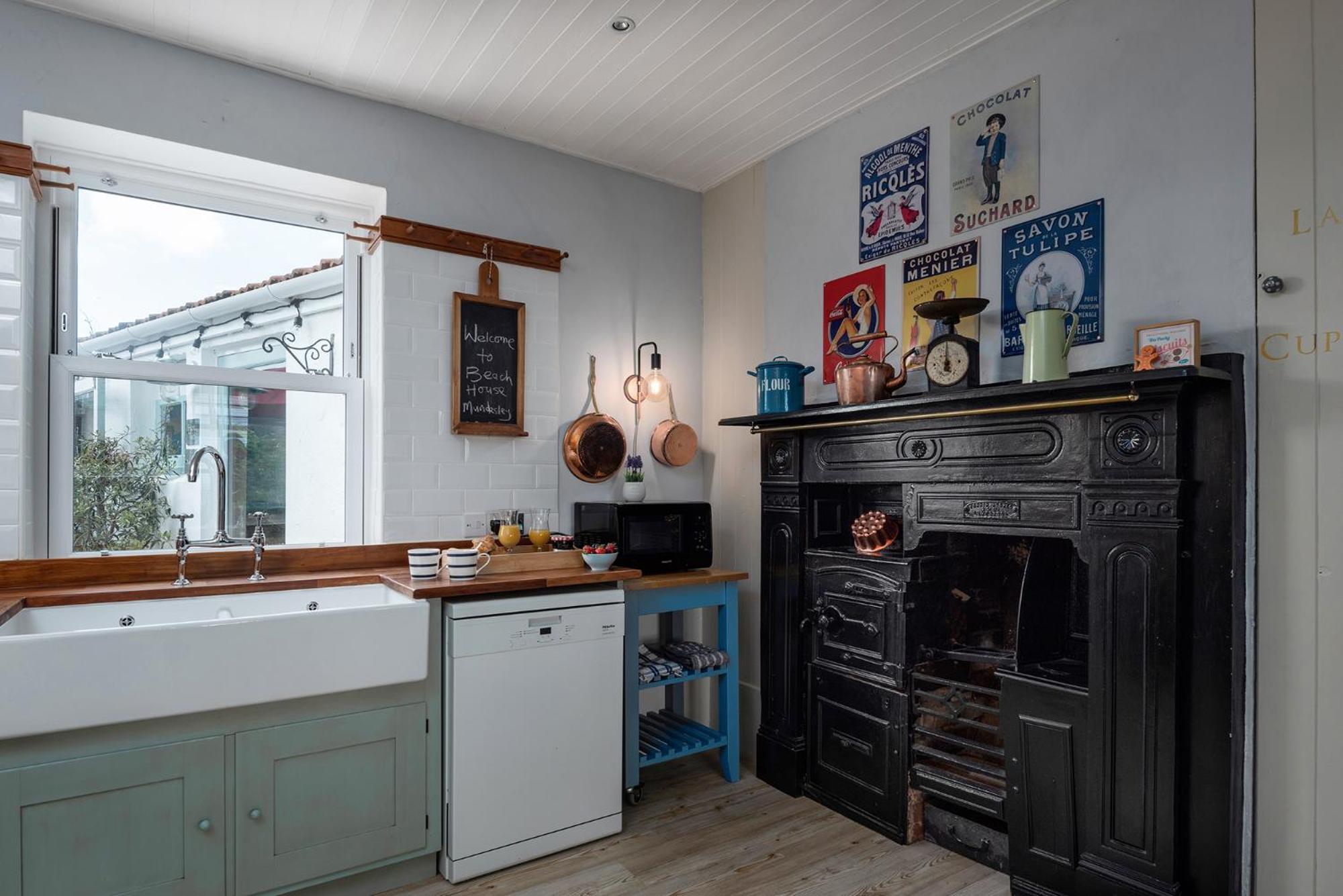 Opposite the beach, hot tub & sauna, sleeps 16