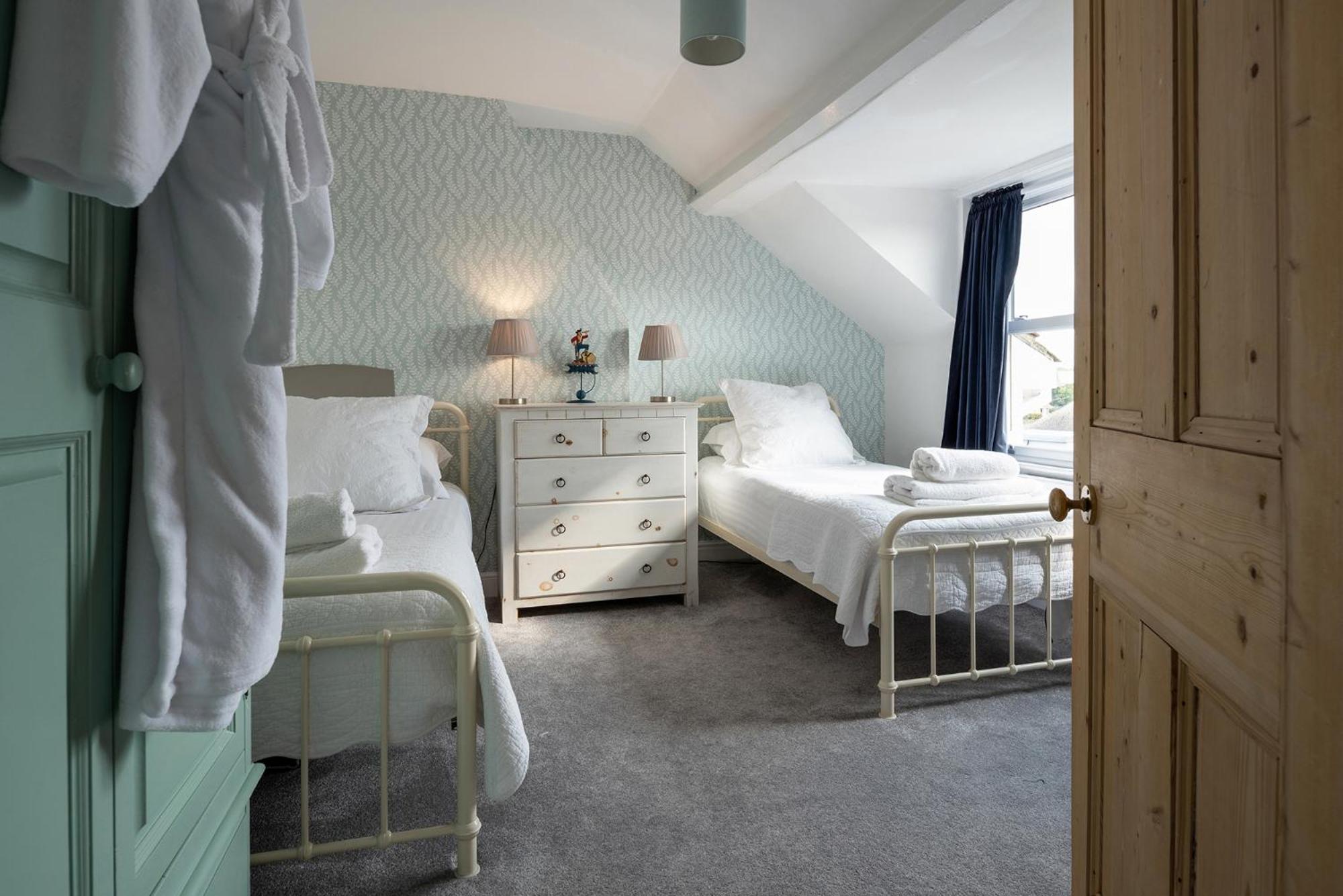 Opposite the beach, hot tub & sauna, sleeps 16