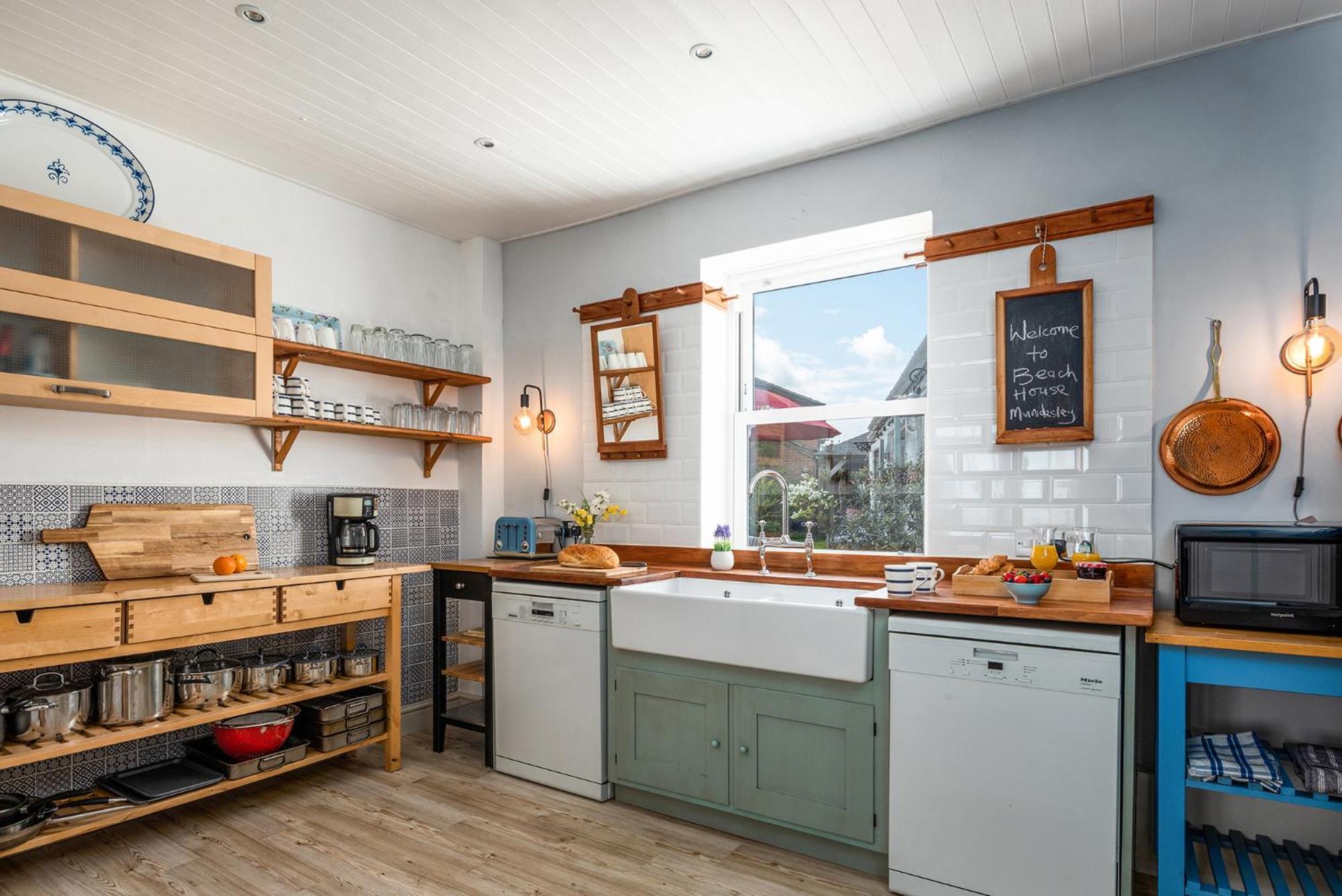Opposite the beach, hot tub & sauna, sleeps 16