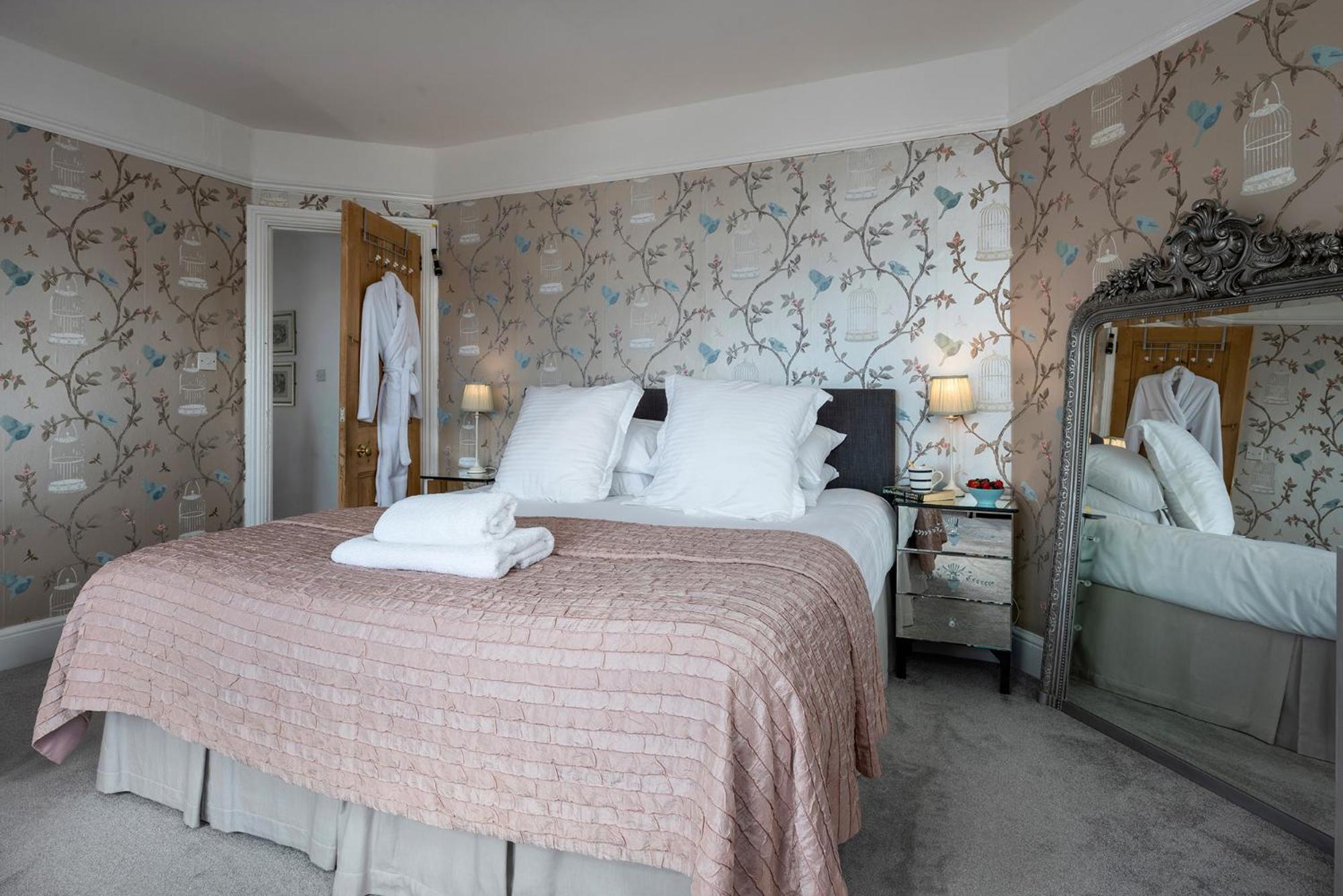 Opposite the beach, hot tub & sauna, sleeps 16
