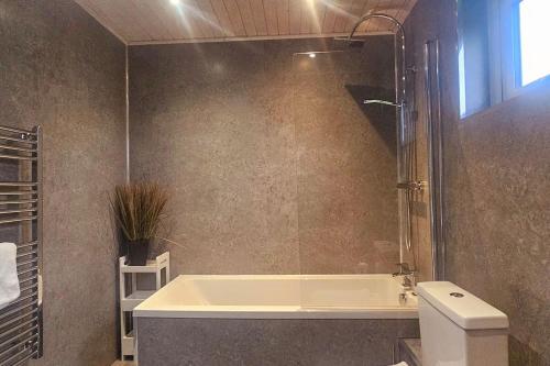 Heather Lodge with Hot Tub