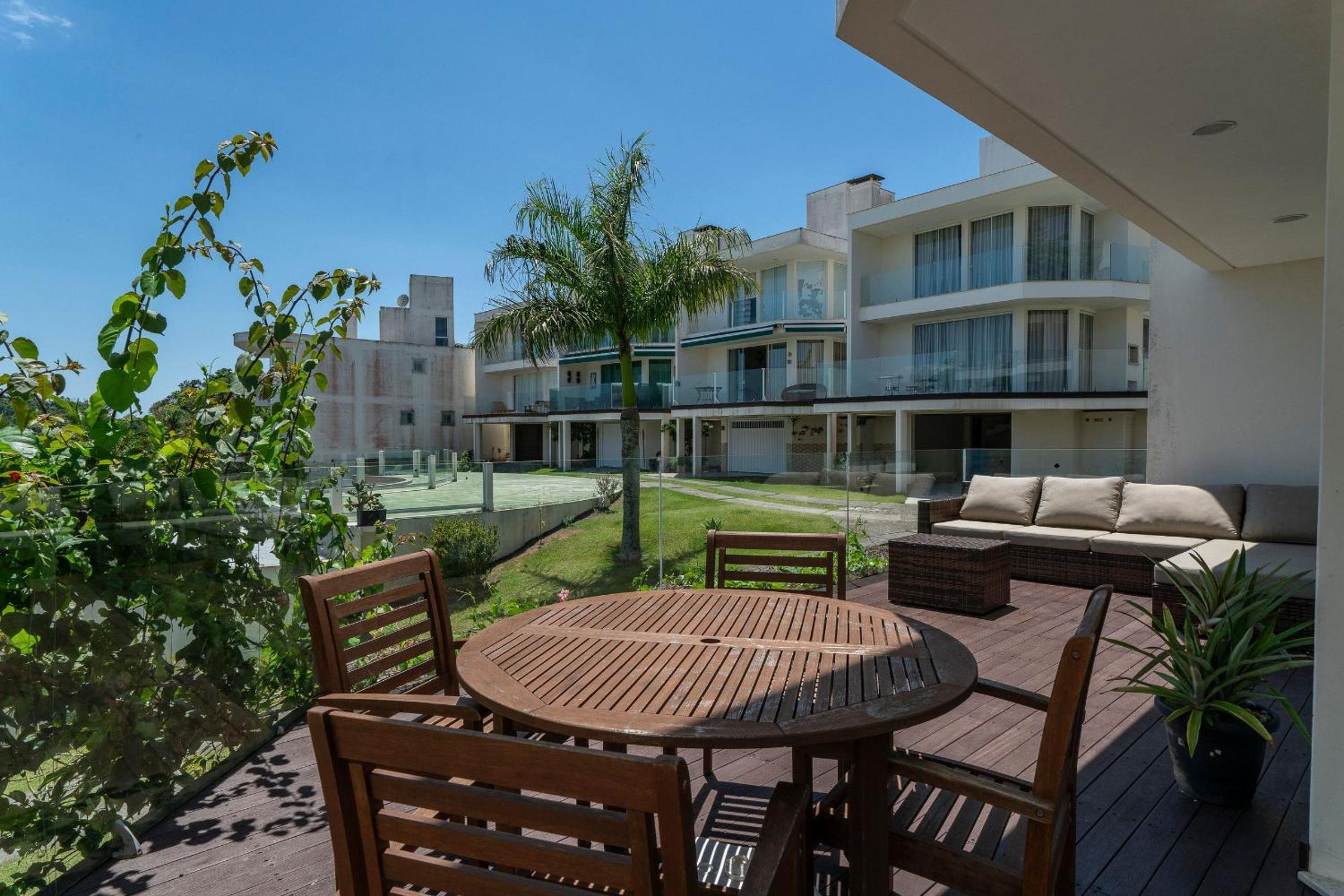 House with 4 suites with sea view